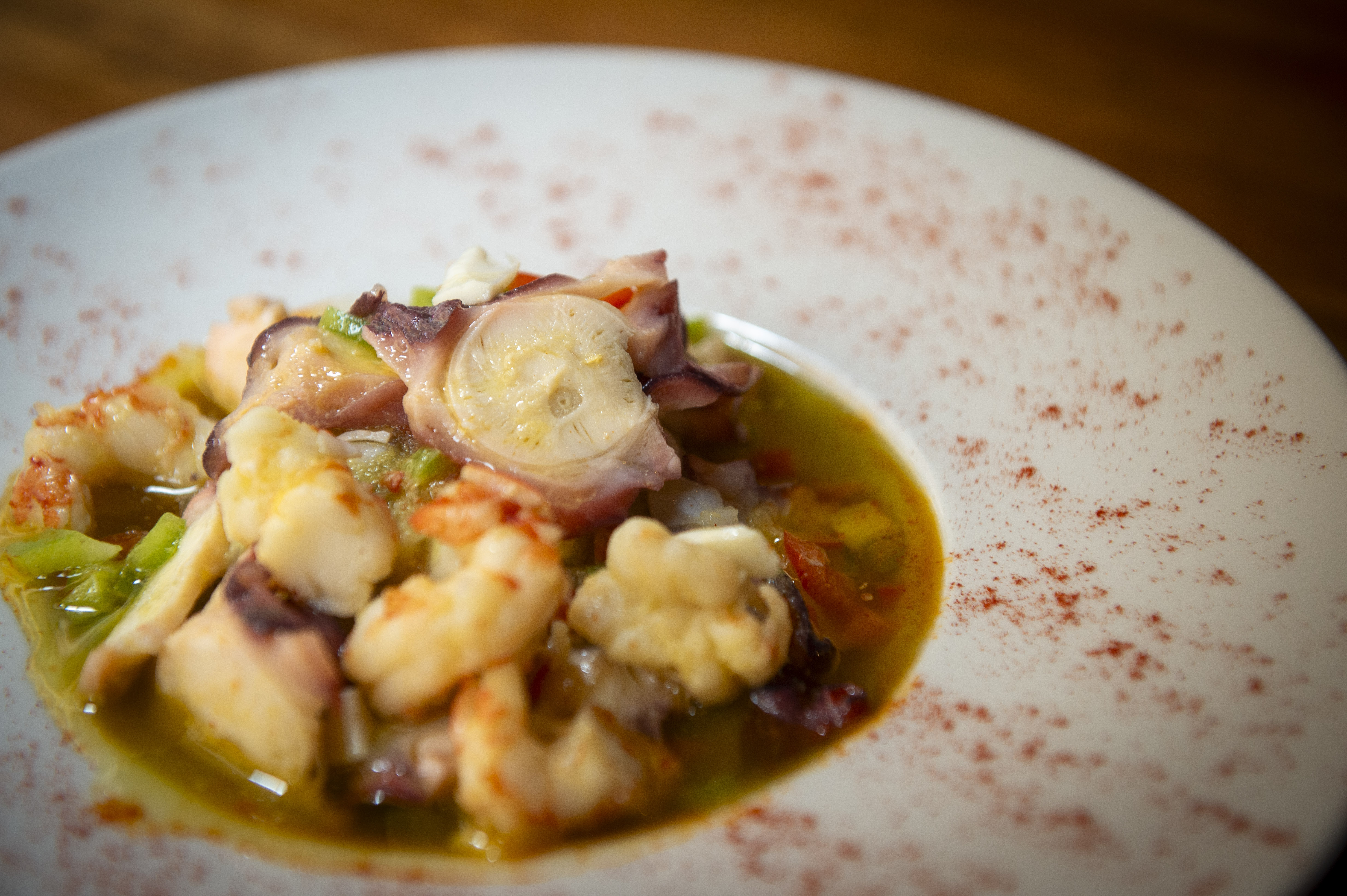 Salpicón de pulpo con gambas, con una vinagreta con limón natural cebolla, huevo cocido, pimiento verde y rojo, ajo y aceite de oliva. 