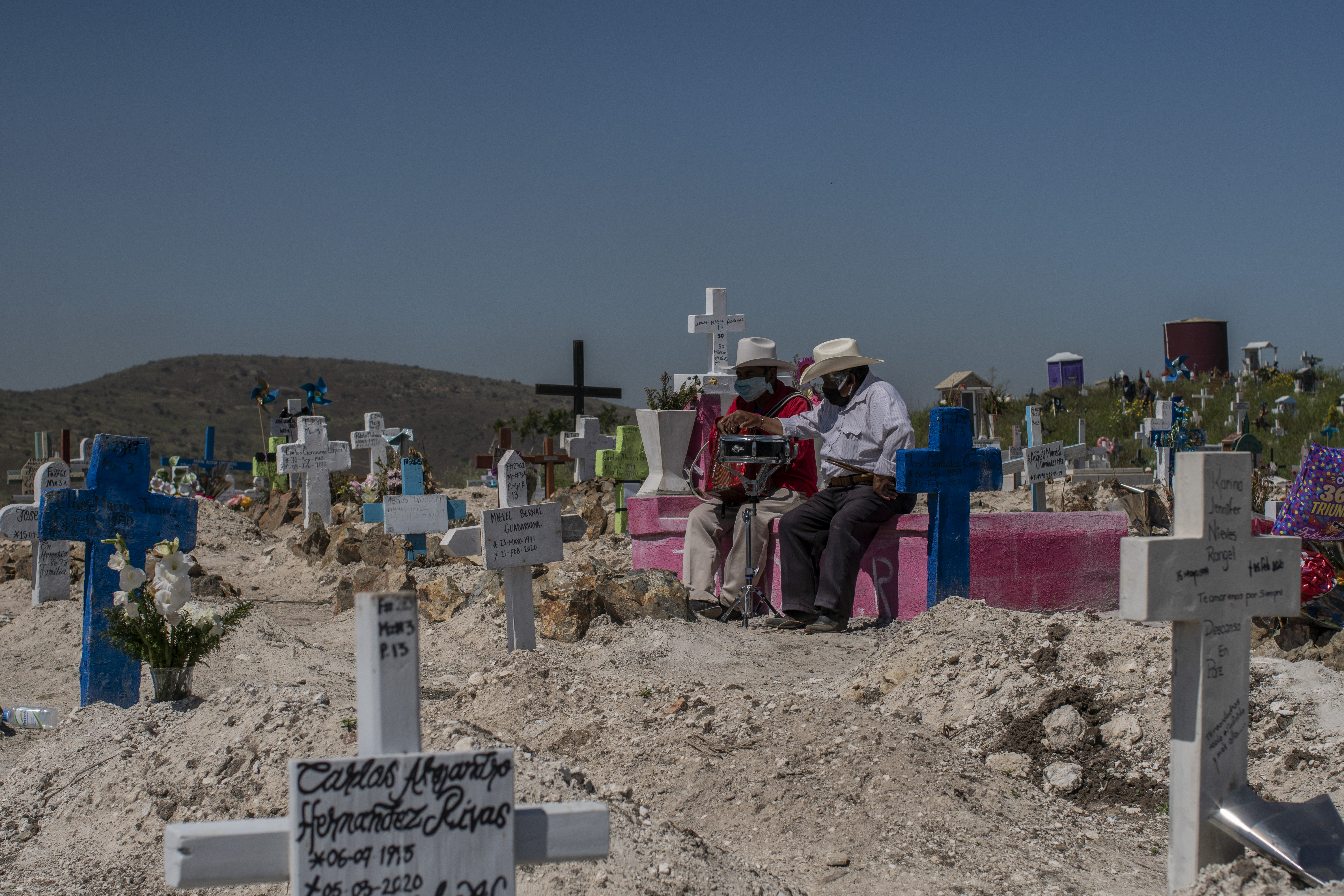 Tijuana abre más hoyos en sus ya concurridos cementerios | Sociedad | EL  PAÍS