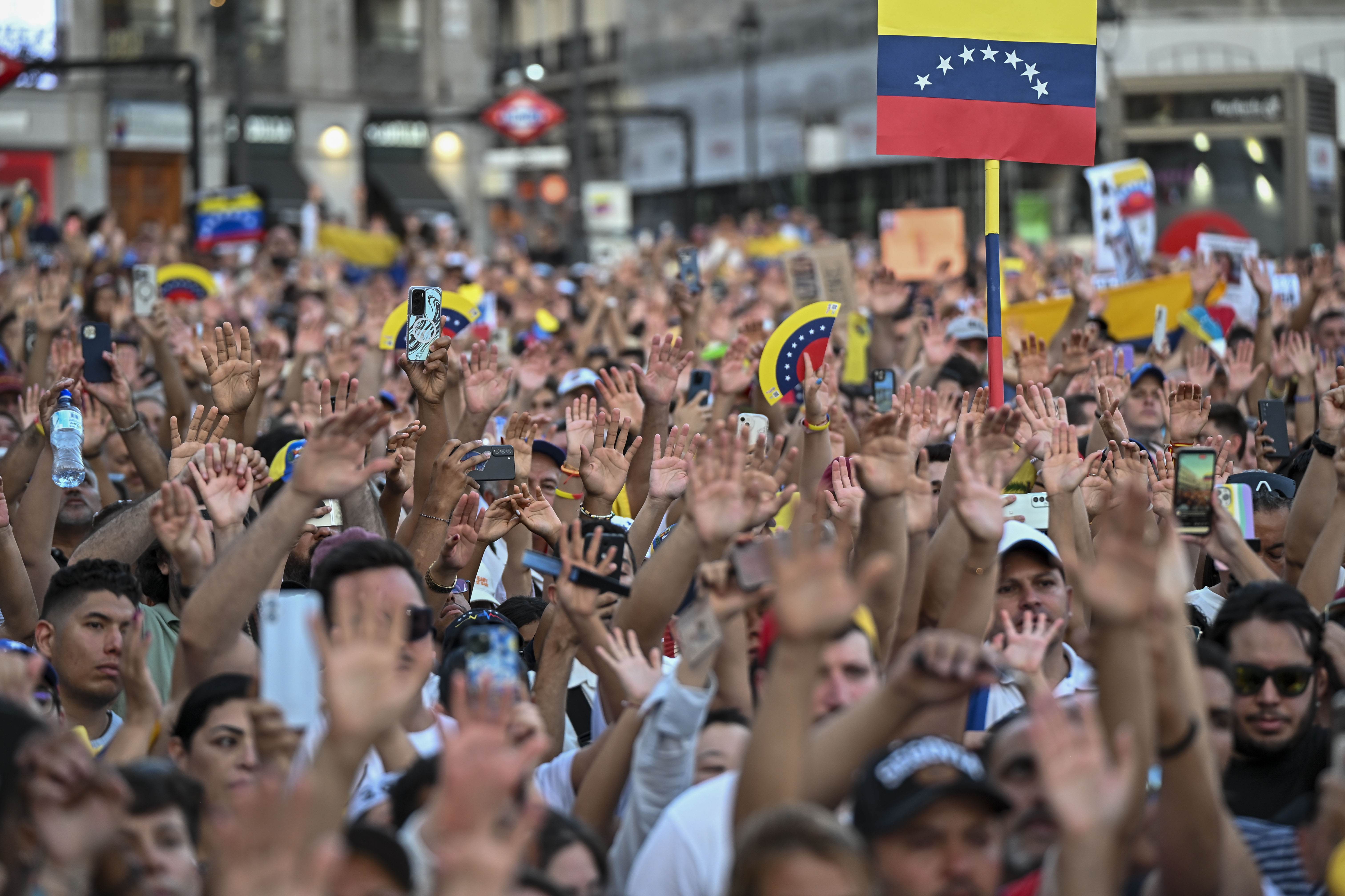 Vista de la manifestación convocada "en favor de la libertad de Venezuela y en rechazo al fraude electoral", este sábado en la Puerta del Sol, en Madrid.