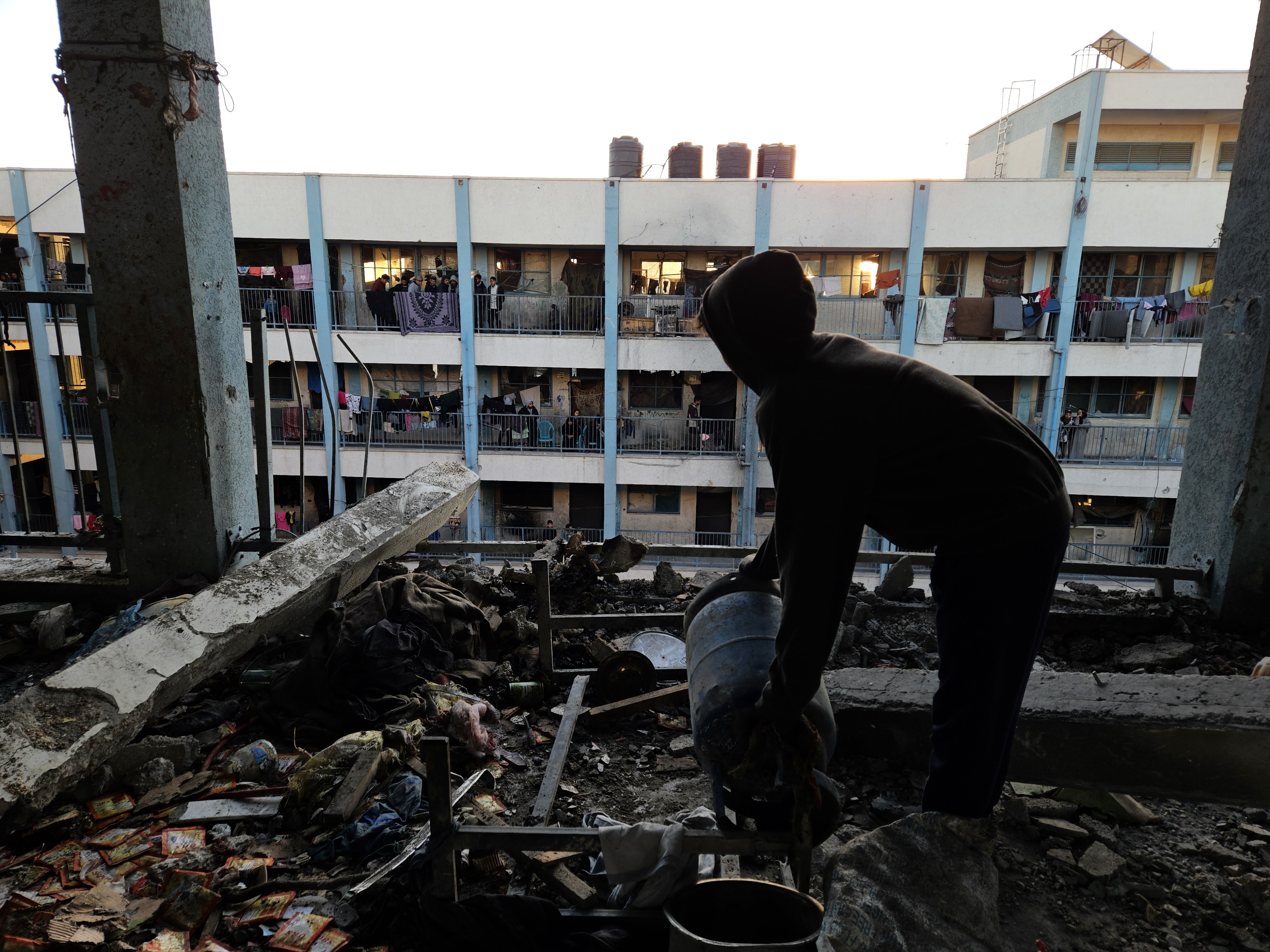 Un niño inspecciona los daños ocasionados por un bombardeo israelí contra la escuela Ahmed Abdel Aziz, en Jan Yunis, en el sur de la Franja, este lunes 16 de diciembre