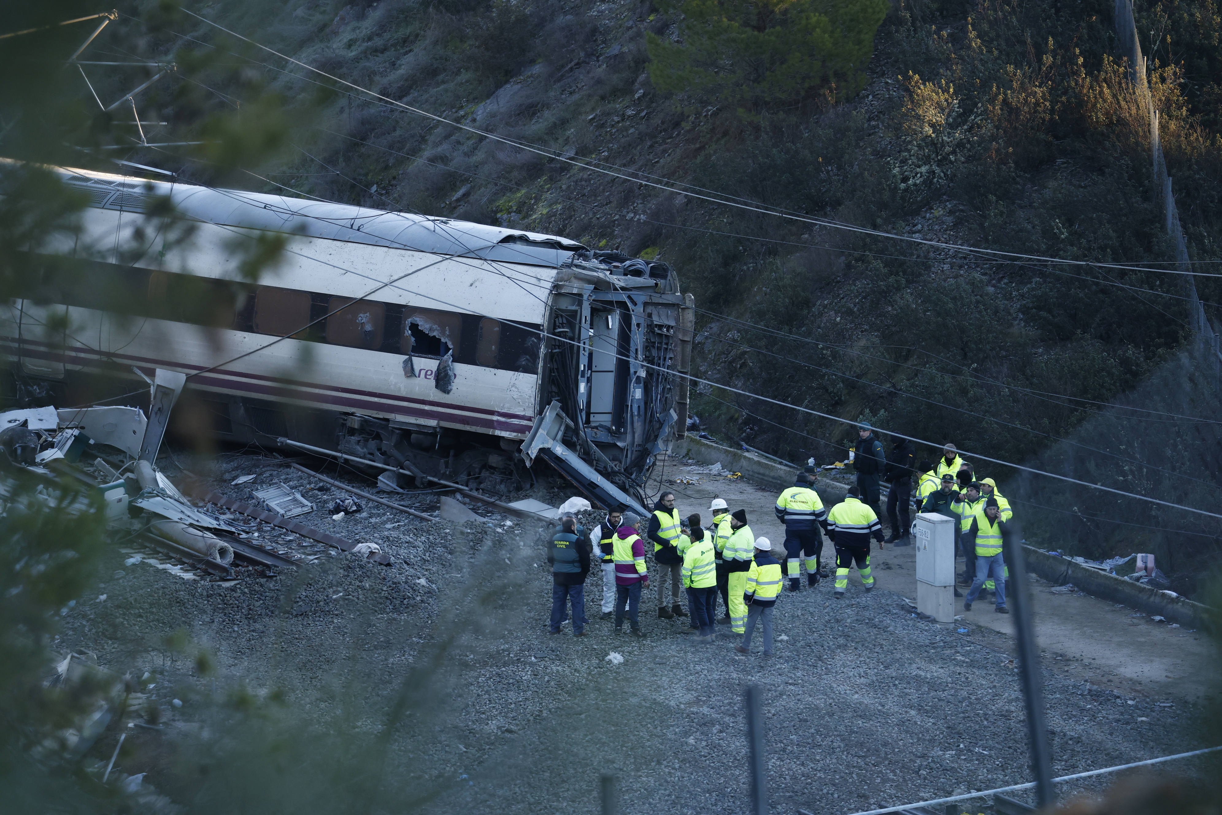 DVD 1302 (20/01/2025). Adamuz (Córdoba). Zona del accidente ferroviario con los convoyes de trenes siniestrados donde continúan los trabajos de recuperación de los mismos. foto de Paco Puentes