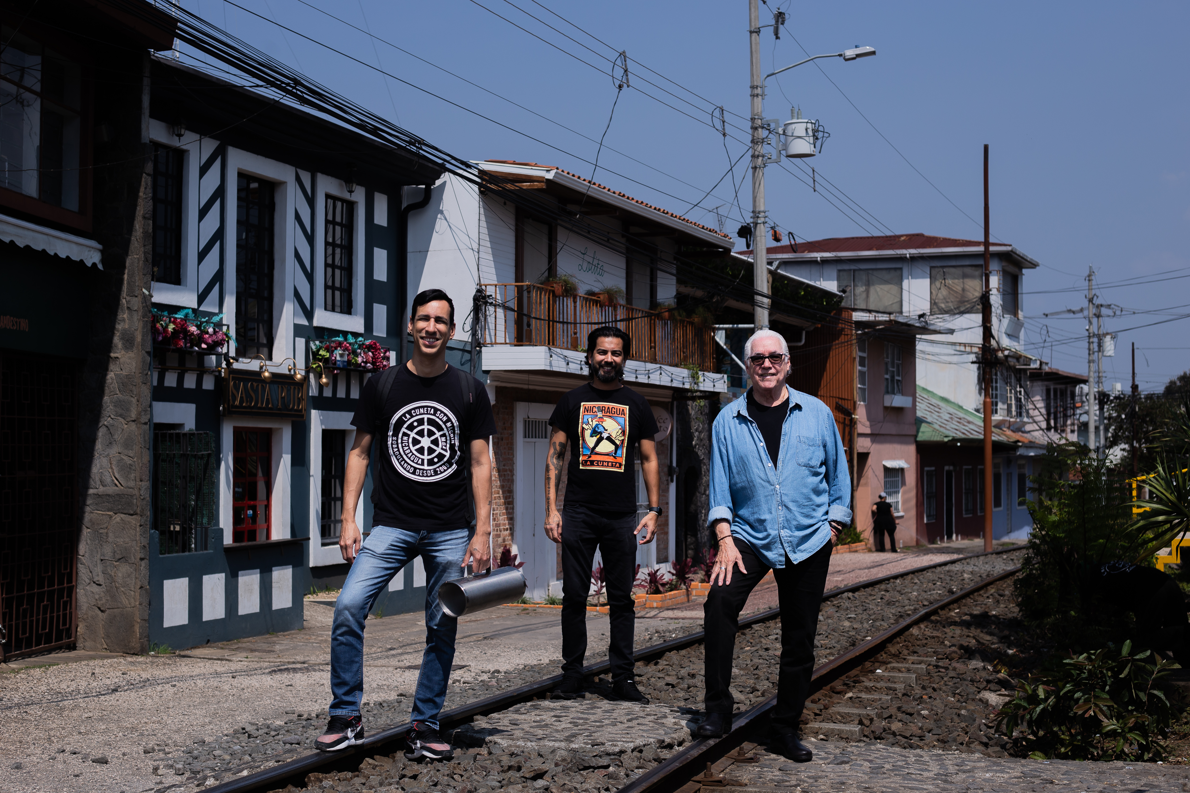 Da esquerda para a direita, os músicos Carlos Guillen Mejía (Frijol), Carlos Luis Mejía e Luis Enrique Mejía Godoy, em San José (Costa Rica).