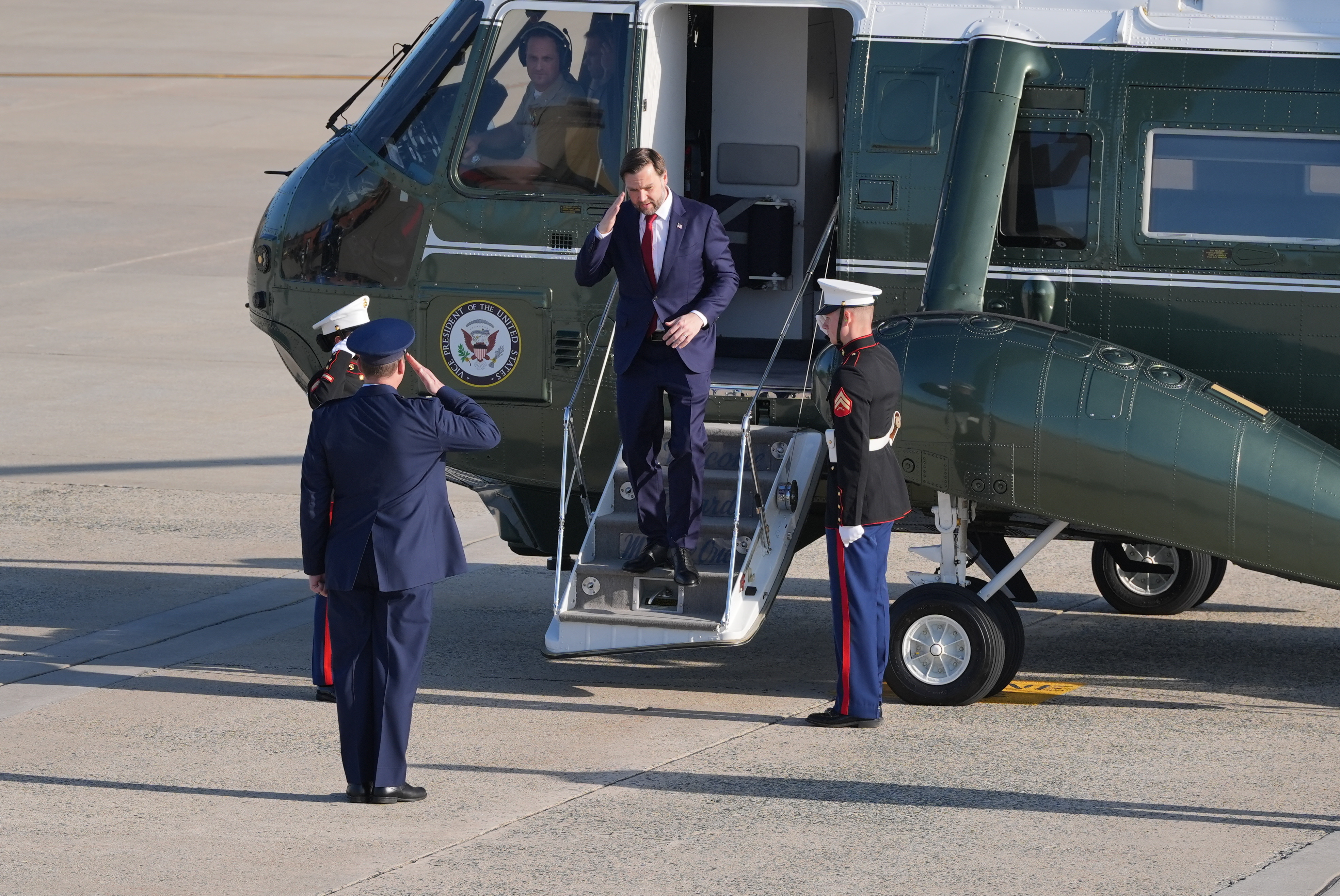 El vicepresidente estadounidense, JD Vance, en la Base Conjunta Andrews en Maryland, EE UU, desde donde ha partido a Pakistán, este viernes 10 de abril.