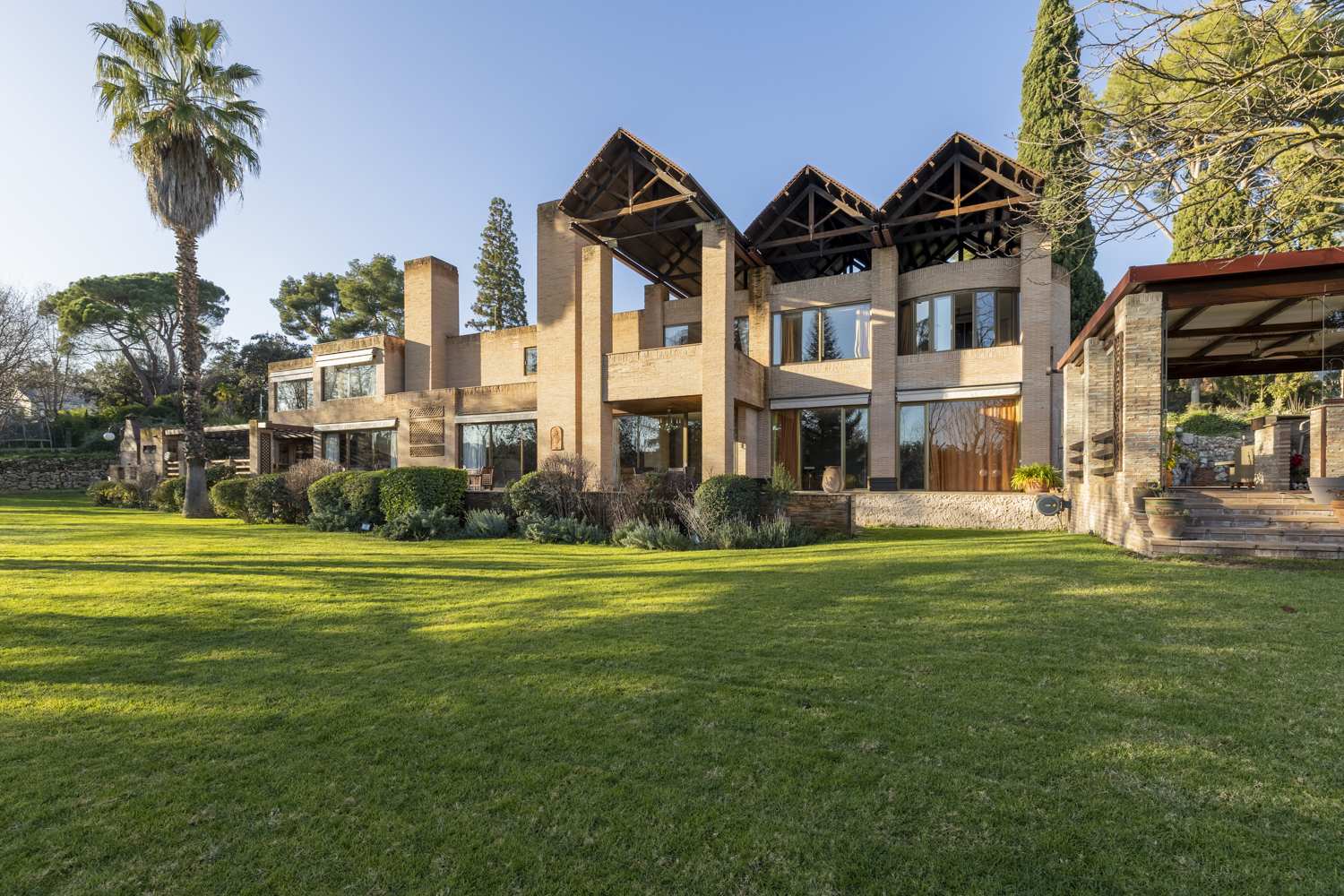 The three houses of the week in La Moraleja, with 1,400 meters, the