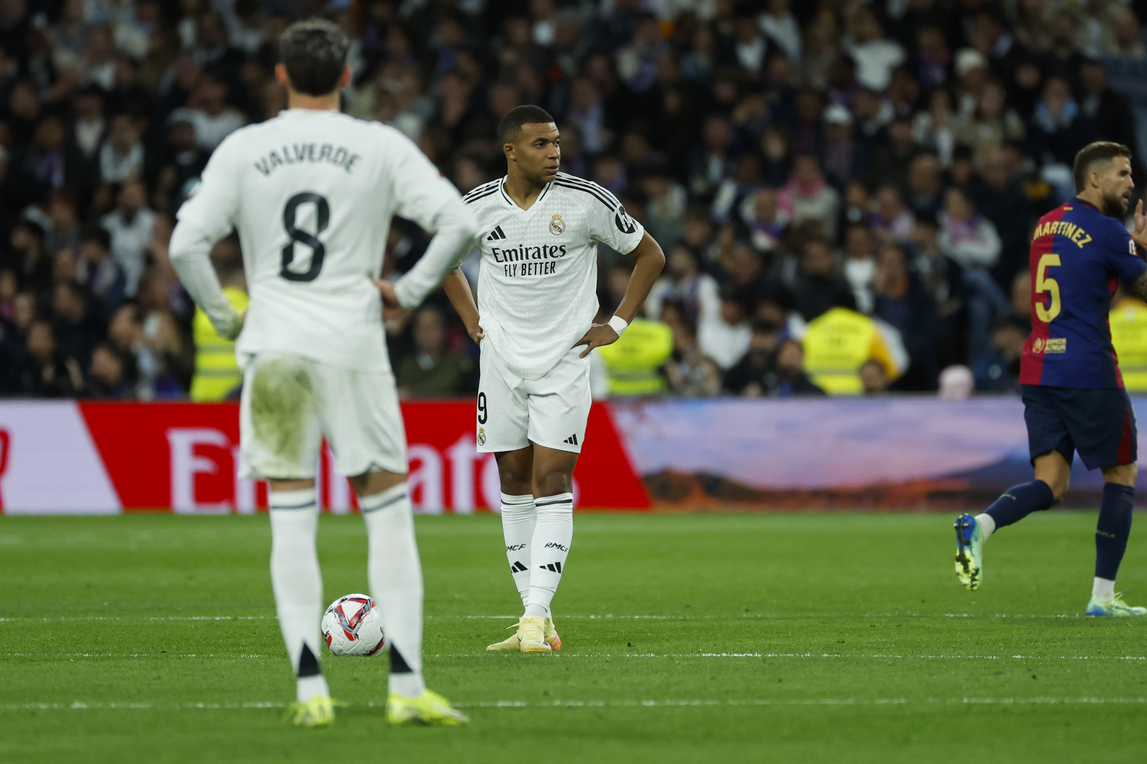 La reacción de Valverde y Mbappé tras el gol de Lewandowski.