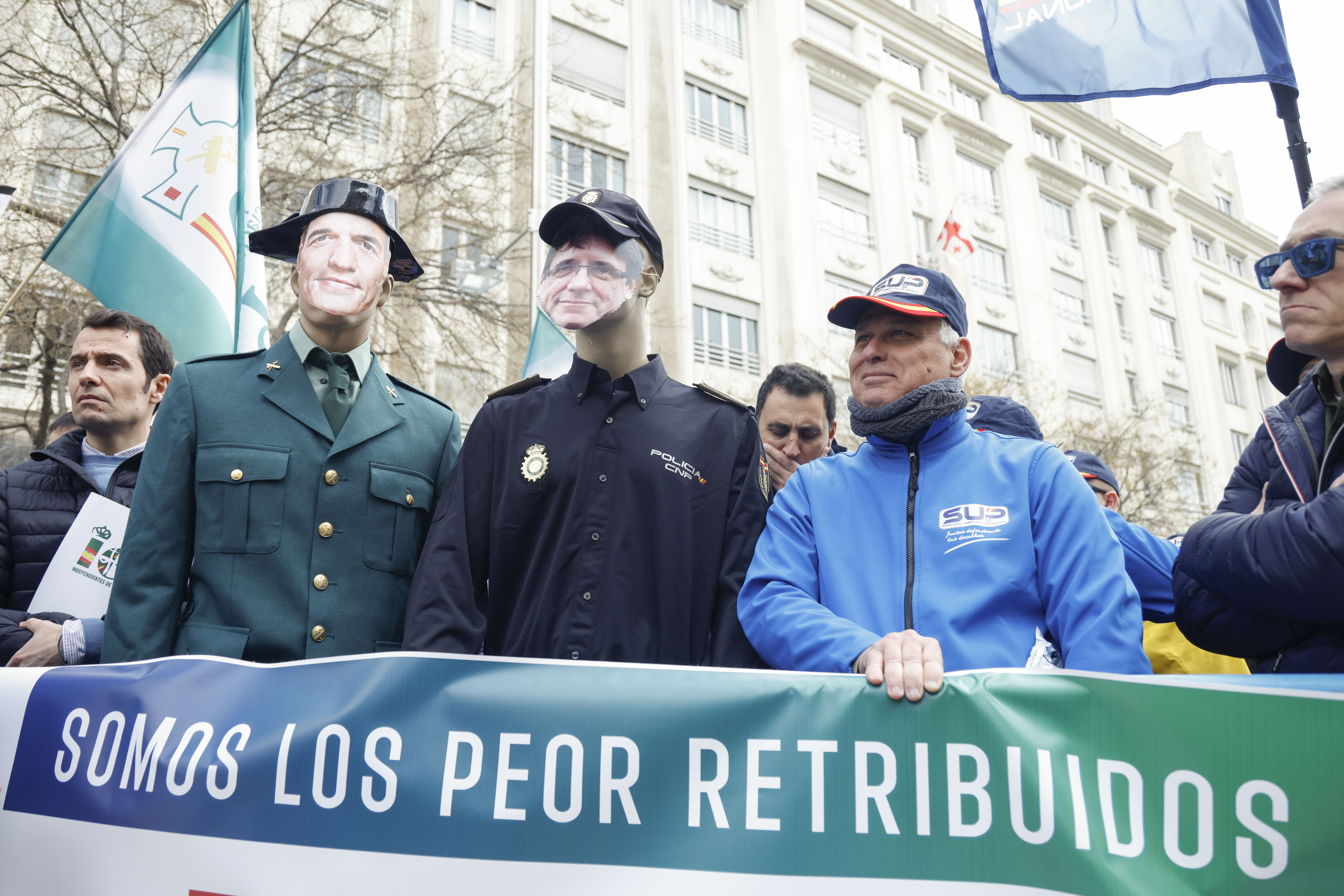 Policías y guardias civiles protestan frente al Congreso contra el pacto  migratorio con Junts: “Acabemos con esta locura” | España | EL PAÍS