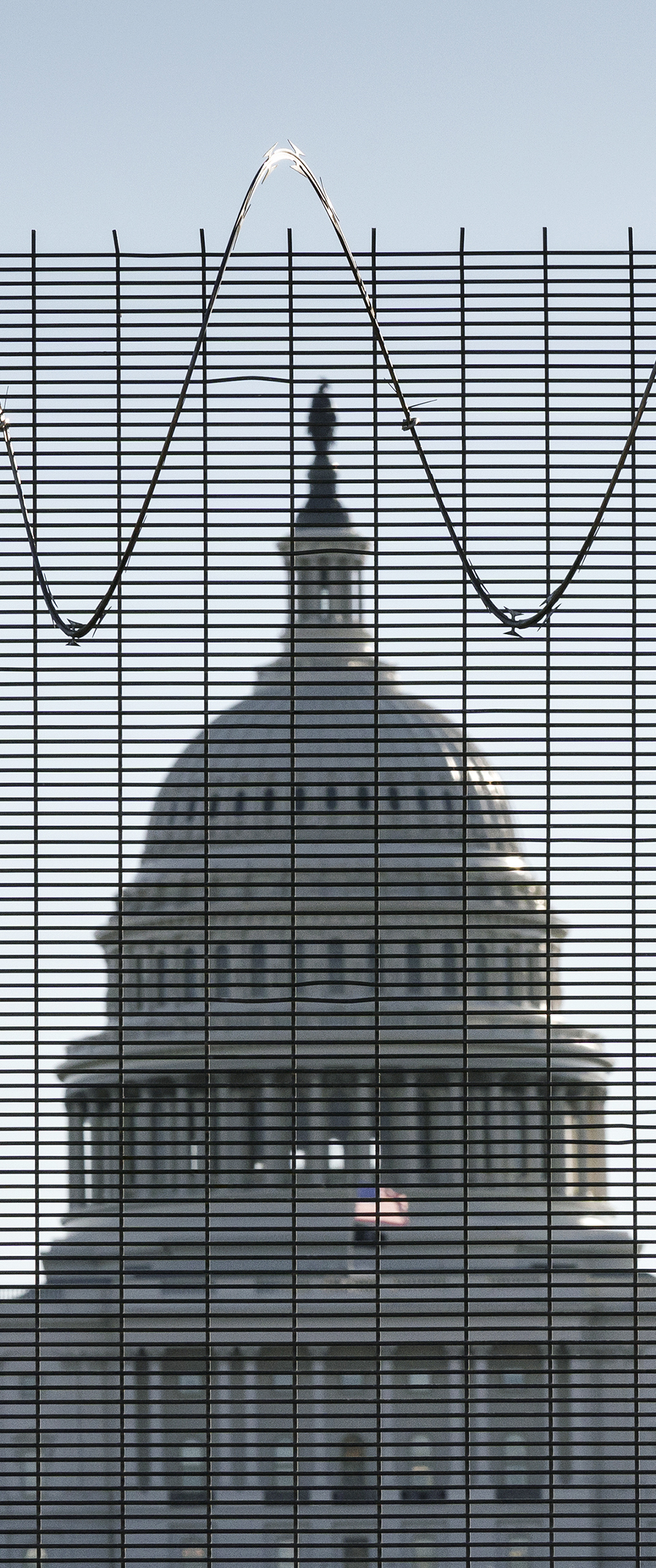 Capitolio de Estados Unidos fotografiado tras la valla que lo protege.