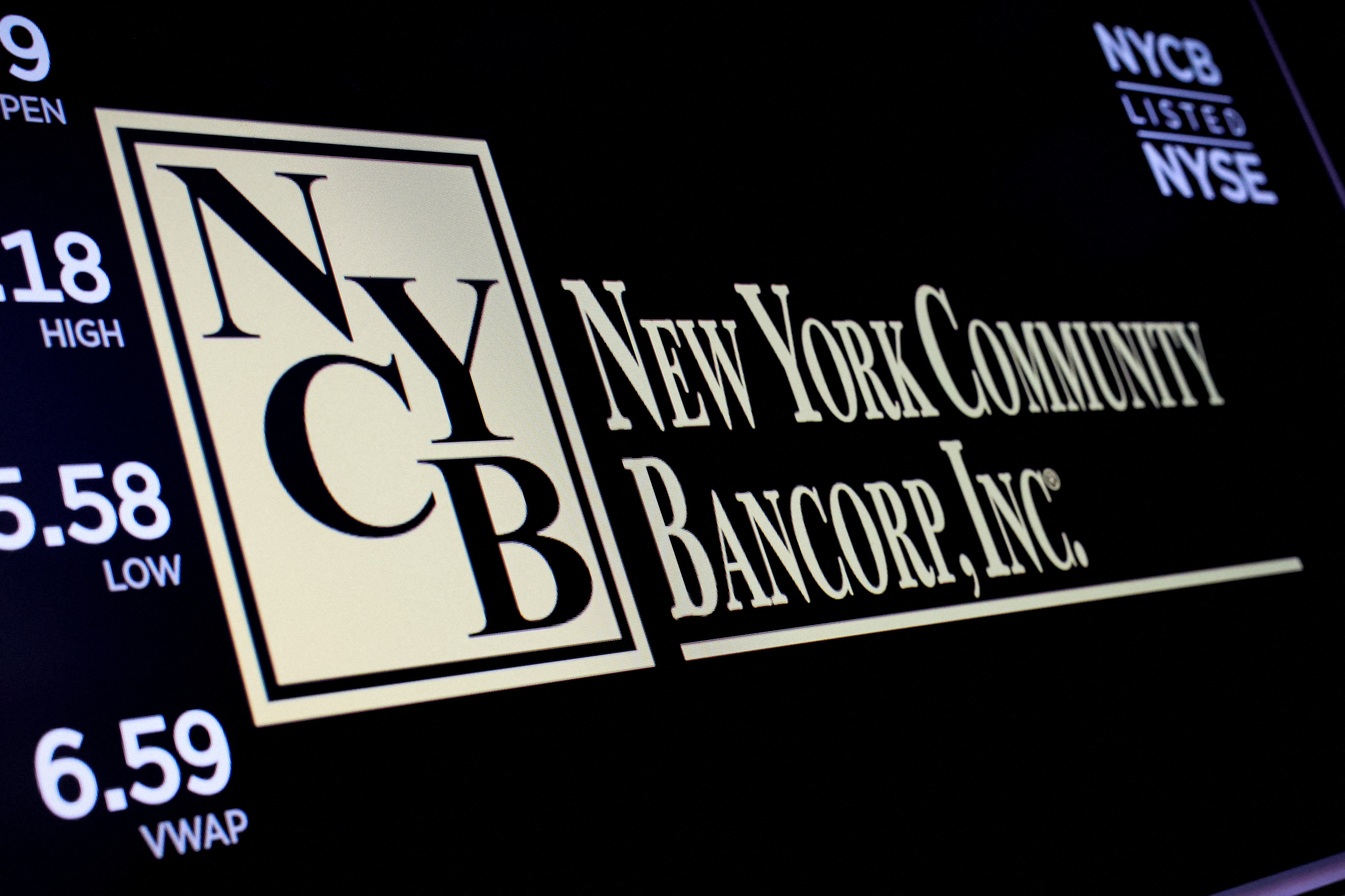 El logo de New York Community Bancorp, en una pantalla del parqué de la Bolsa de Nueva York.