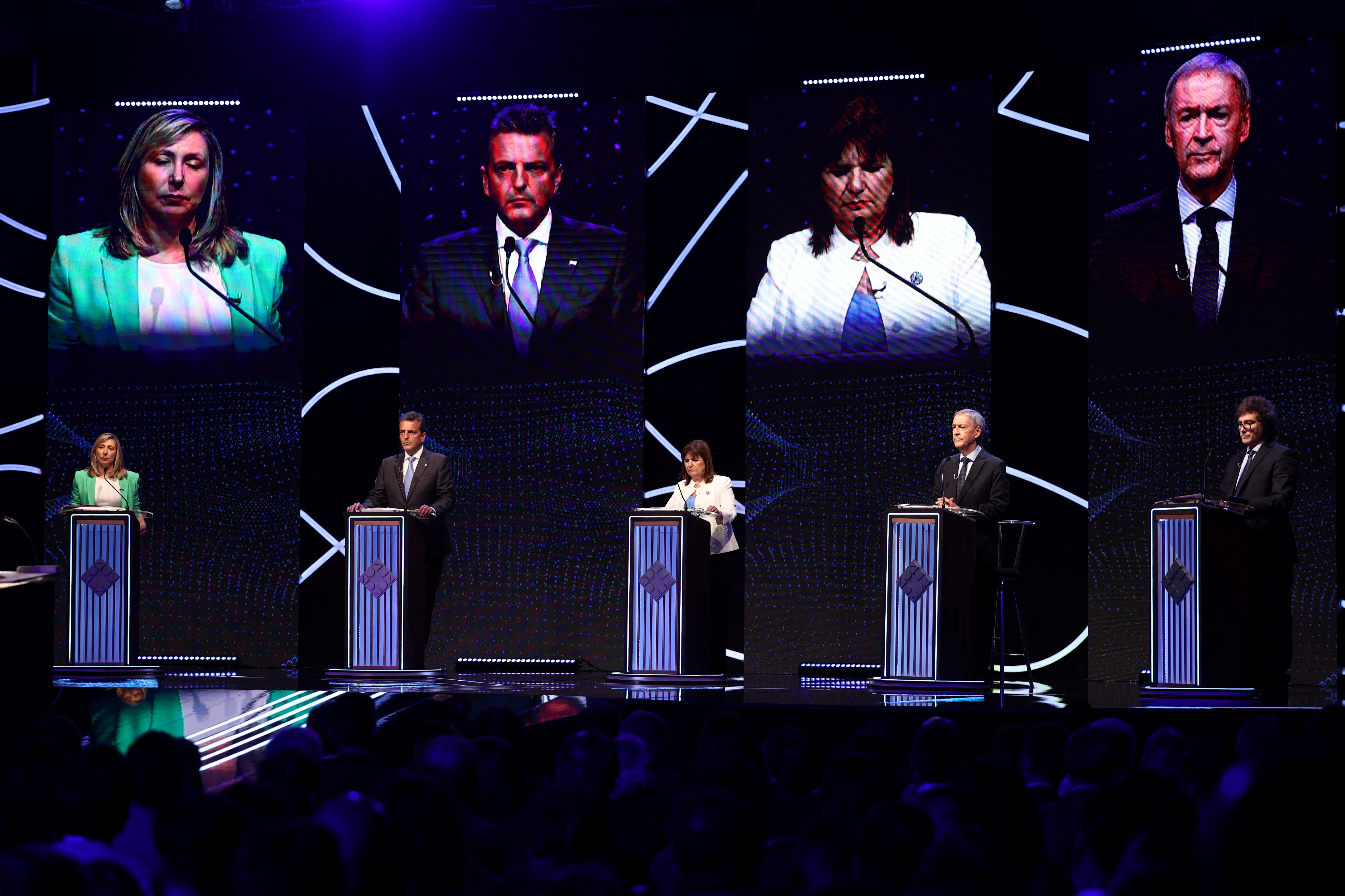 Javier Milei sale con vida del primer debate de candidatos presidenciales de Argentina