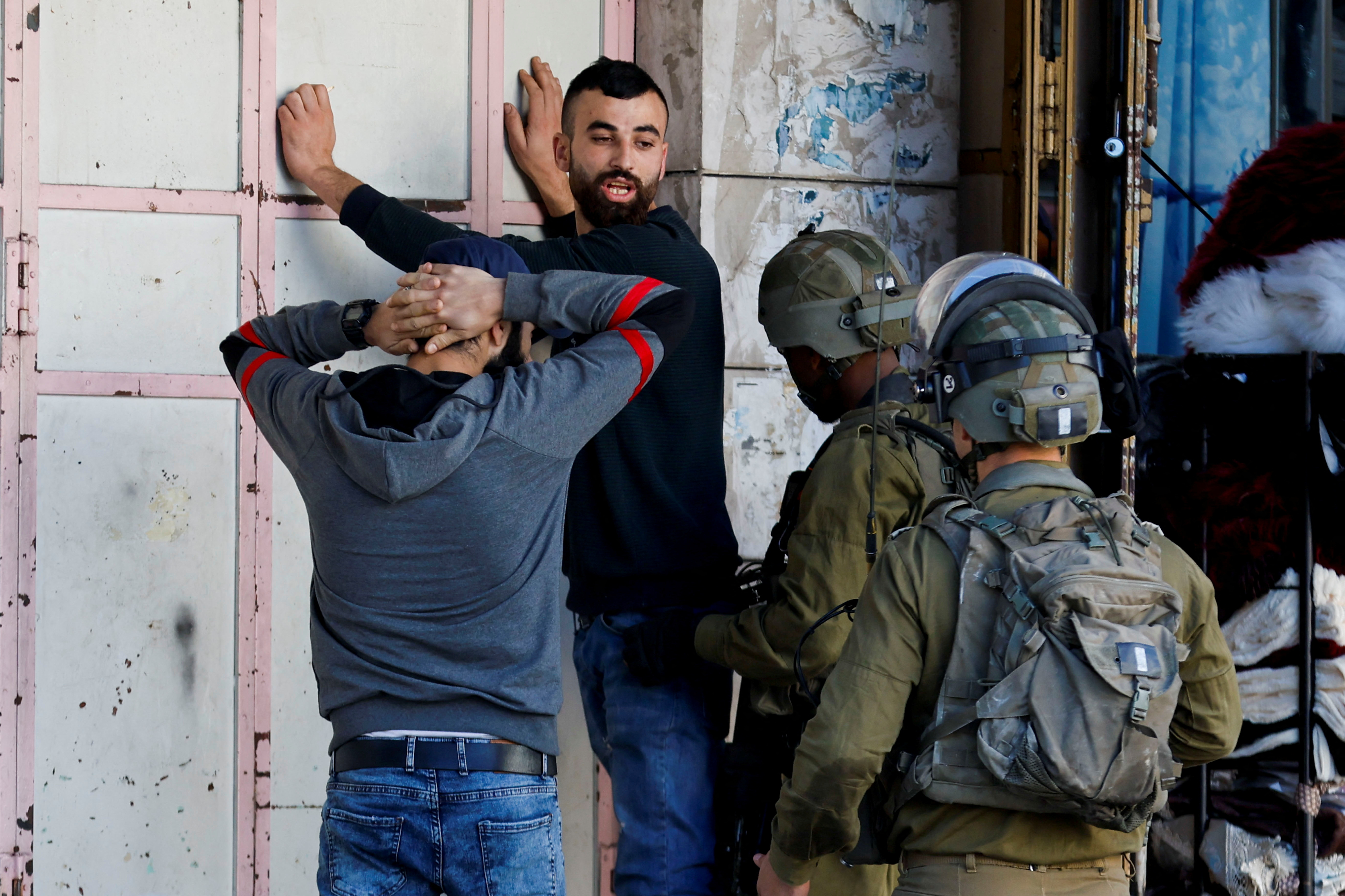Soldados israelíes registran a dos palestinos, el pasado sábado en Hebrón.