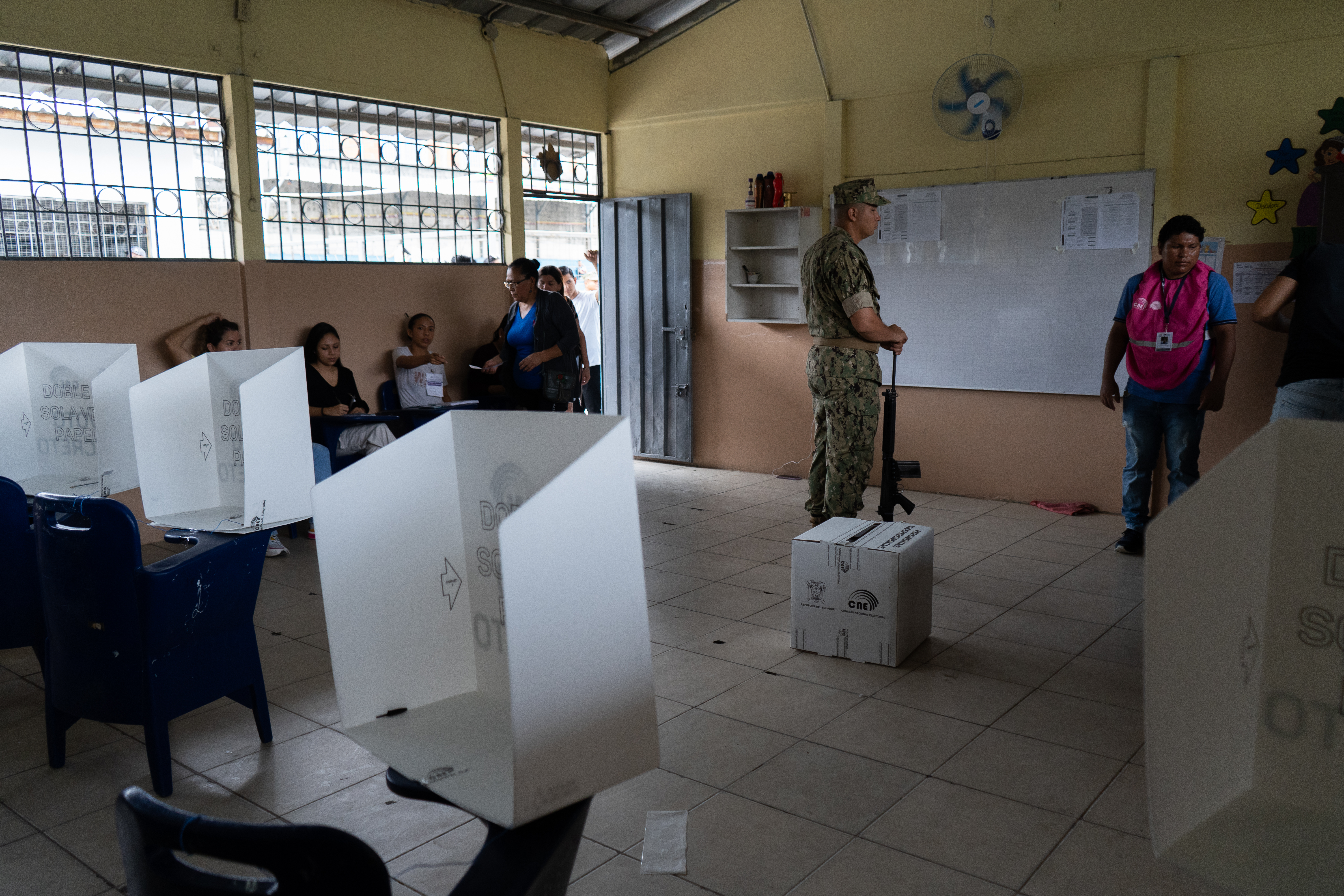 Elementos do Exército guardam os centros de votação de Durán.
