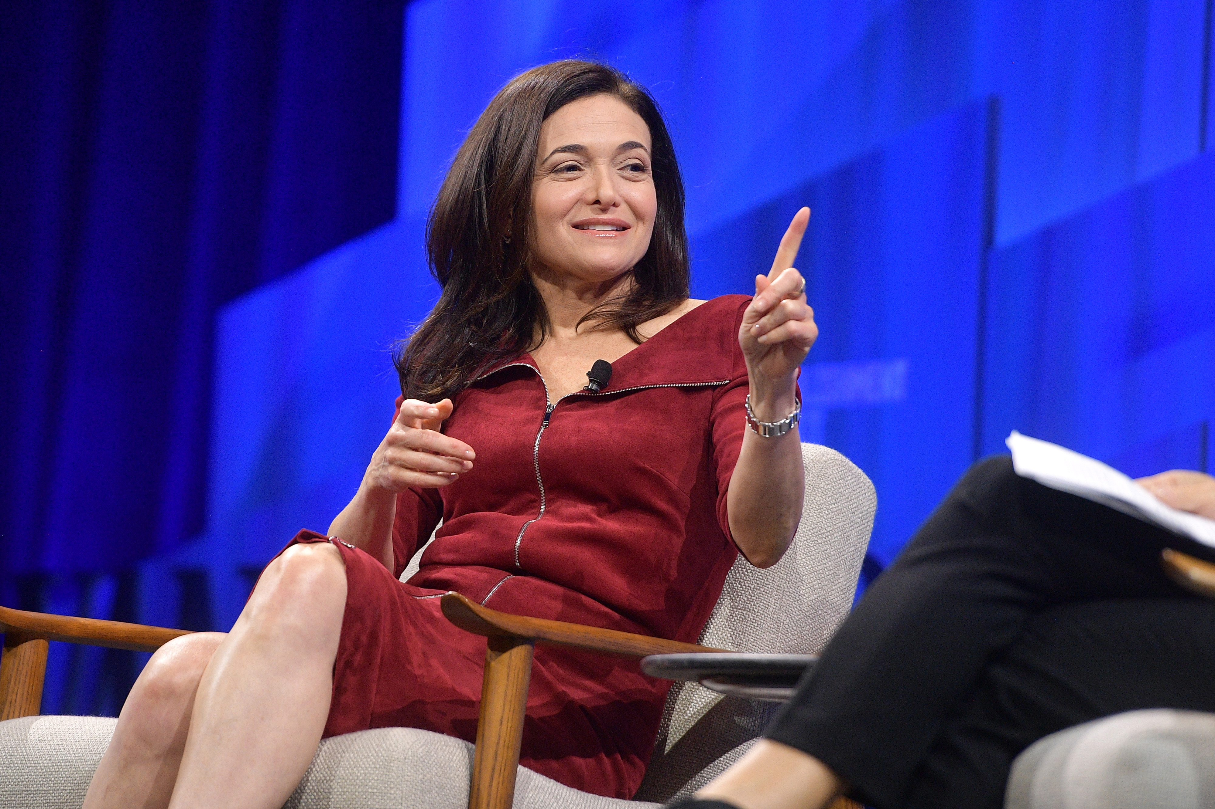 Las ‘patatas calientes’ que deja Sheryl Sandberg en Facebook a Javier Oliván