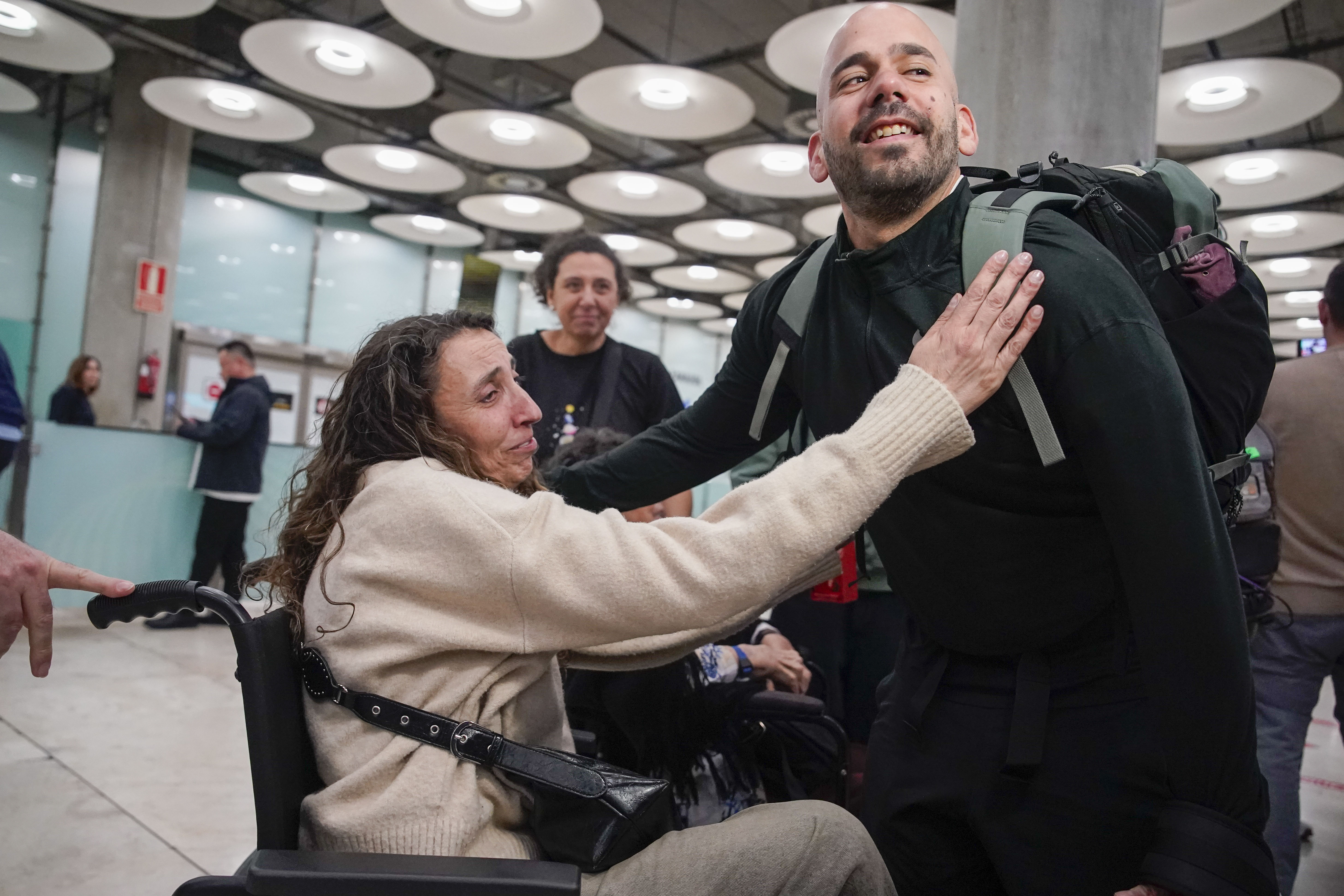 Marco Huertas saluda a familiares al llegar de Abu Dabi a Barajas, este martes.