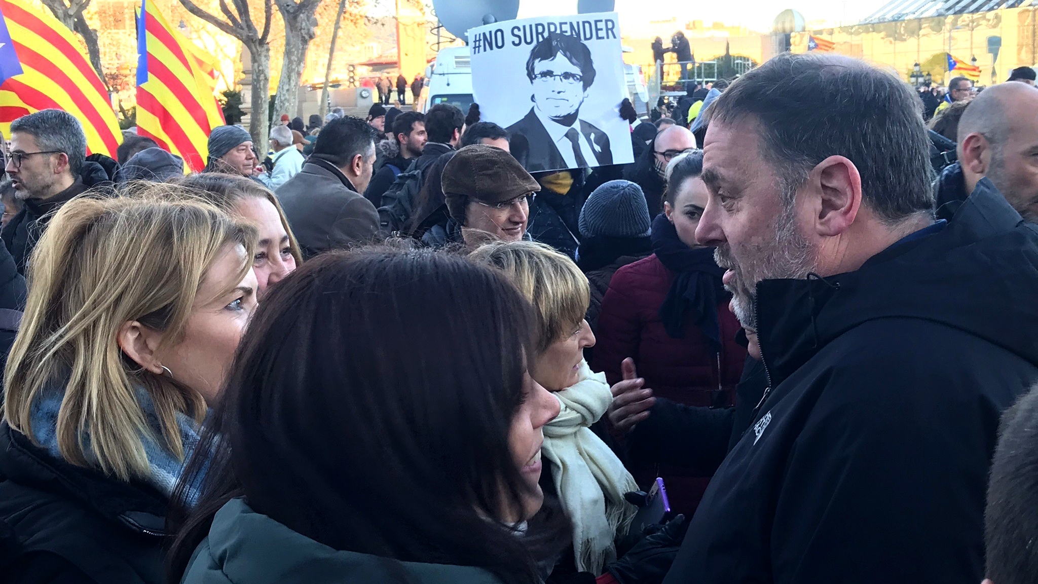 Junqueras abandona la protesta independentista en Barcelona entre gritos y abucheos 