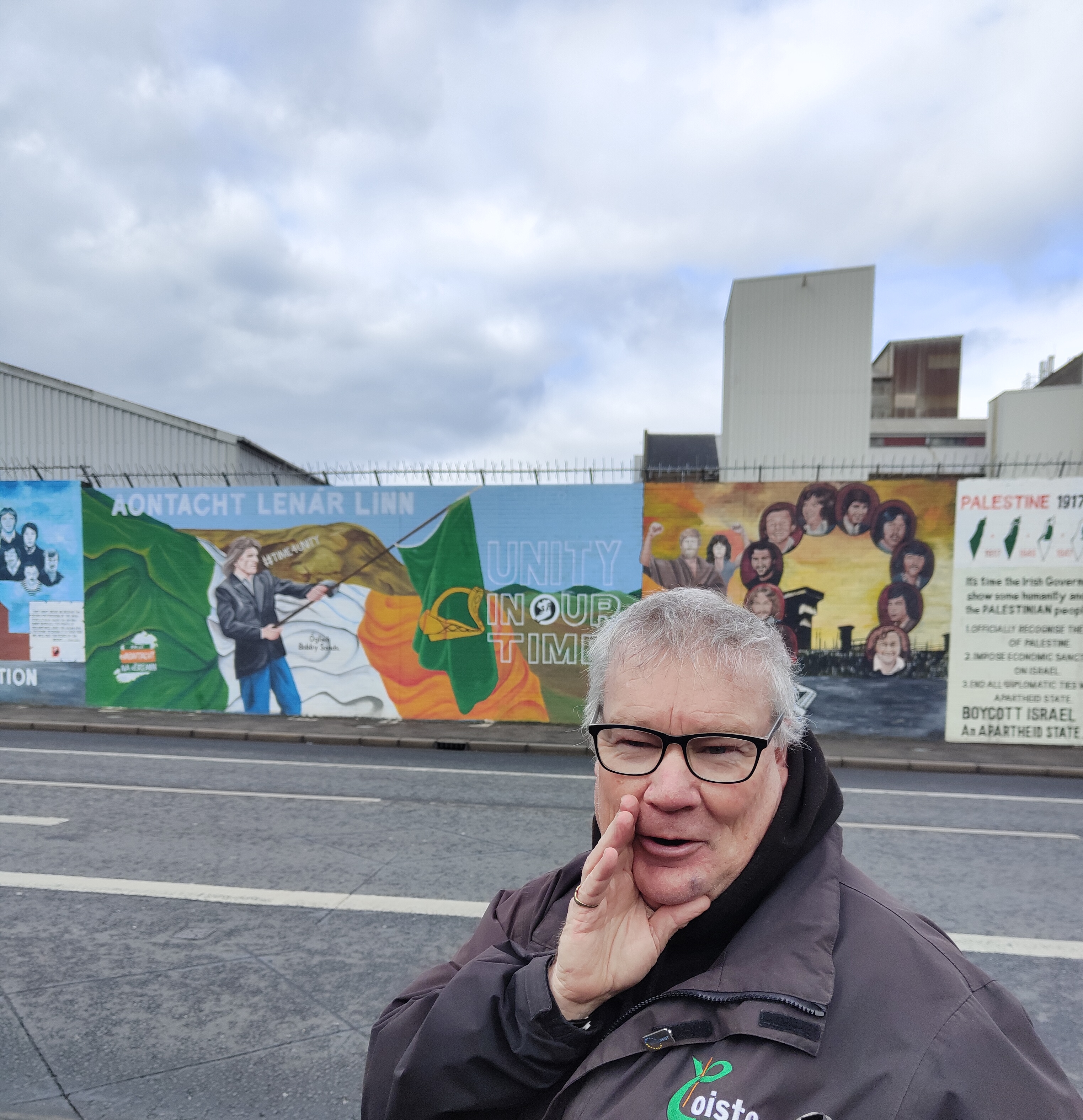 IRA Express Peader Whelan em Falls Road, Belfast na última sexta-feira.