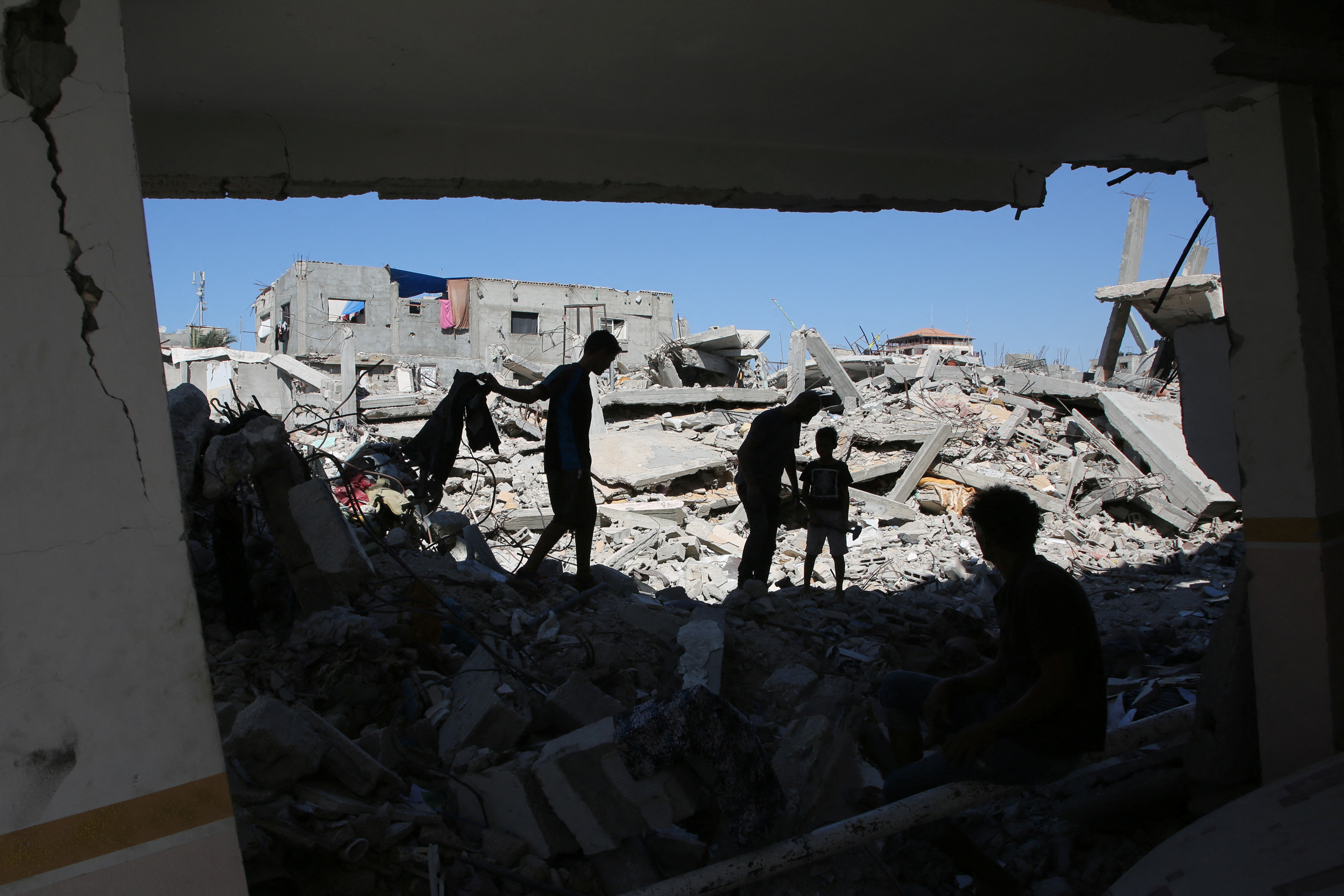 Palestinians remove the rubble of houses destroyed by Israeli strikes, amid Israel-Hamas conflict, in Khan Younis in the southern Gaza Strip, September 4, 2024. REUTERS/Hatem Khaled