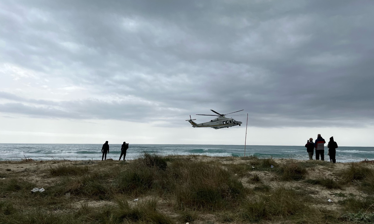 Um helicóptero da Guarda Costeira participa das buscas na praia de Steccato di Cutro, onde o barco afundou.