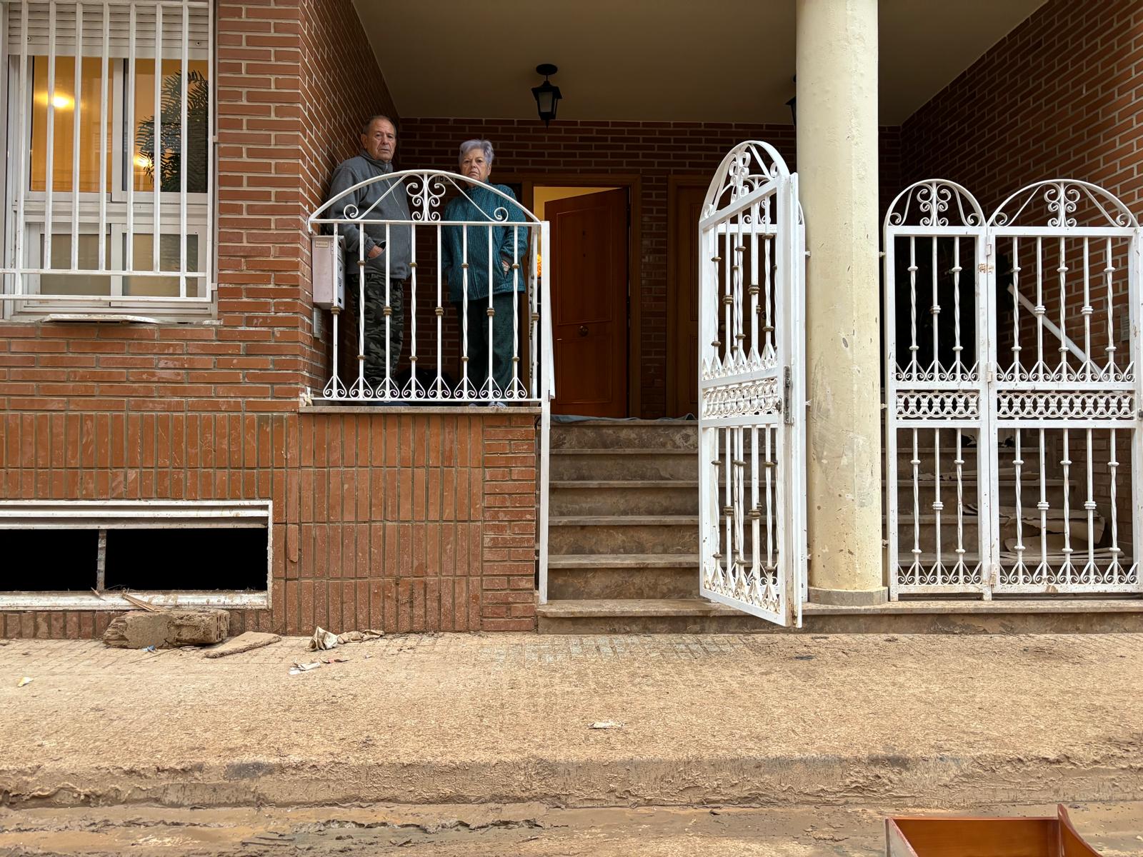 Marca de la Cruz y su marido, esta mañana, en su casa de Paiporta.