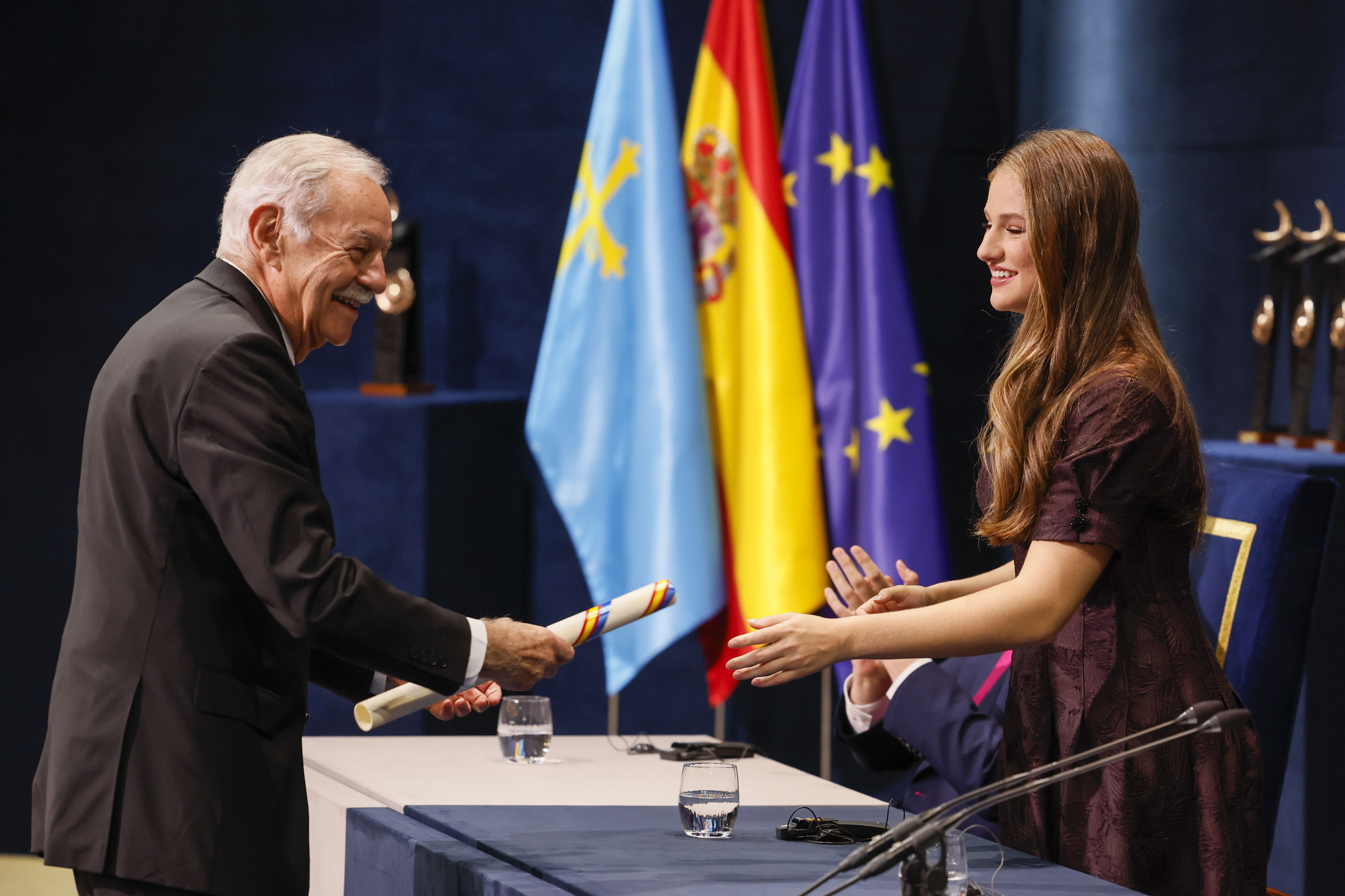 La princesa Leonor entrega al escritor Eduardo Mendoza, el Premio Princesa de Asturias de las Letras, durante la ceremonia de entrega de los Premios Princesa de Asturias, este viernes en el Teatro Campoamor de Oviedo. EFE/Ballesteros