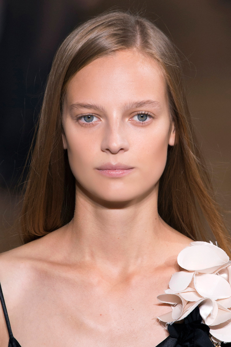 Burberry muestra maquillaje con brillo como una de las tendencias de 2021