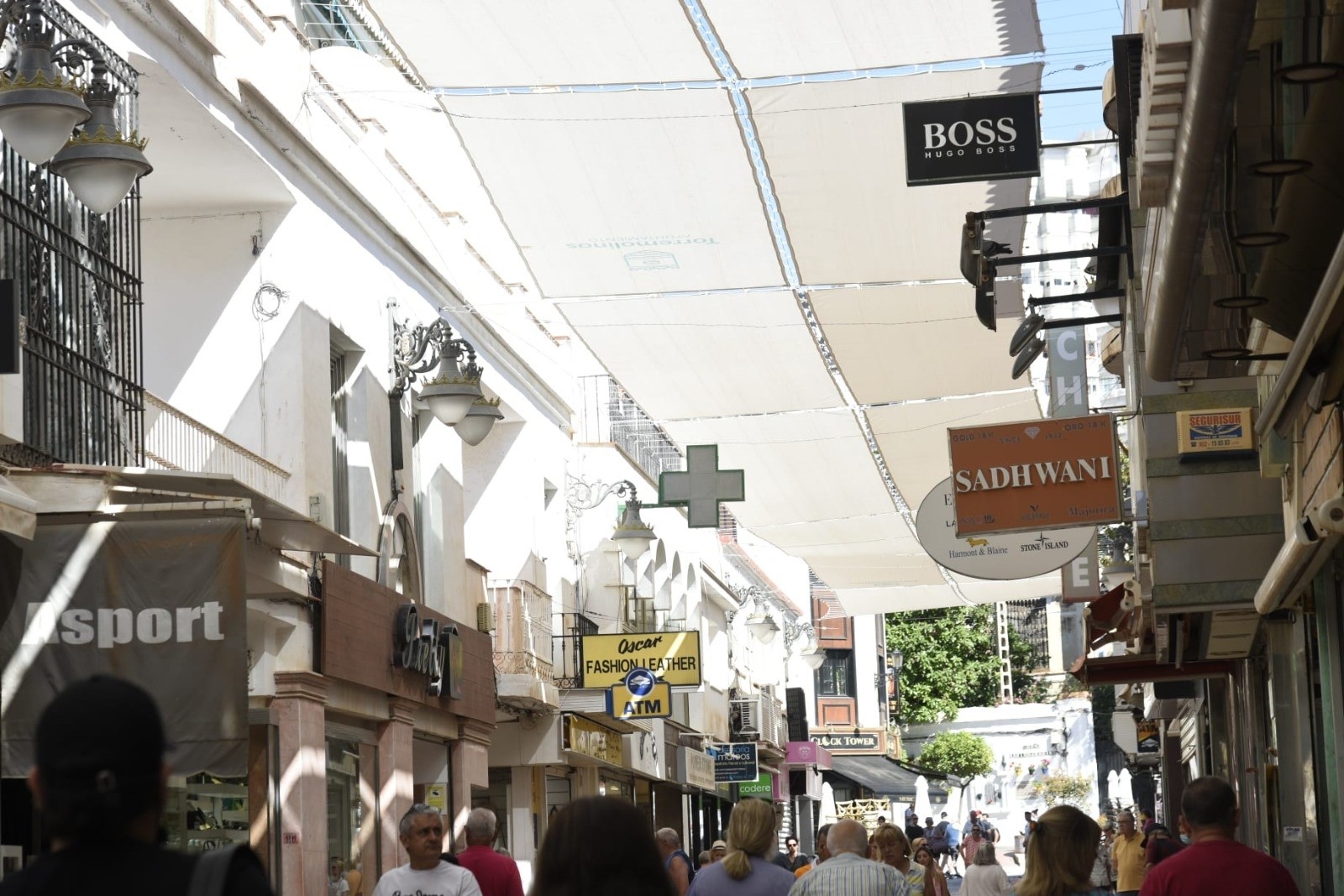 Toldos en la calle San Miguel de Torremolinos (Málaga) para aliviar las altas temperaturas.