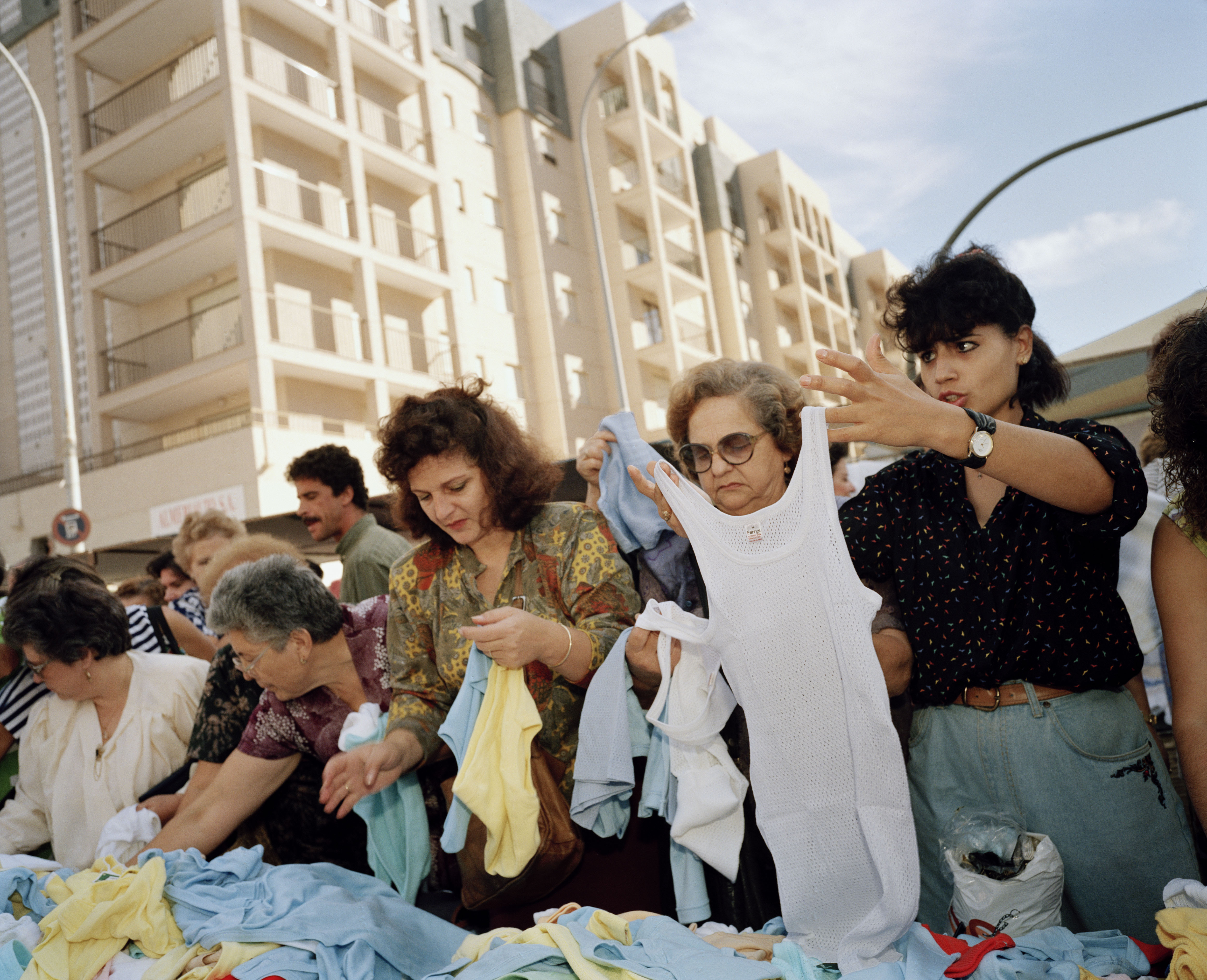 'Compradores en un mercado. Almería' (1990).