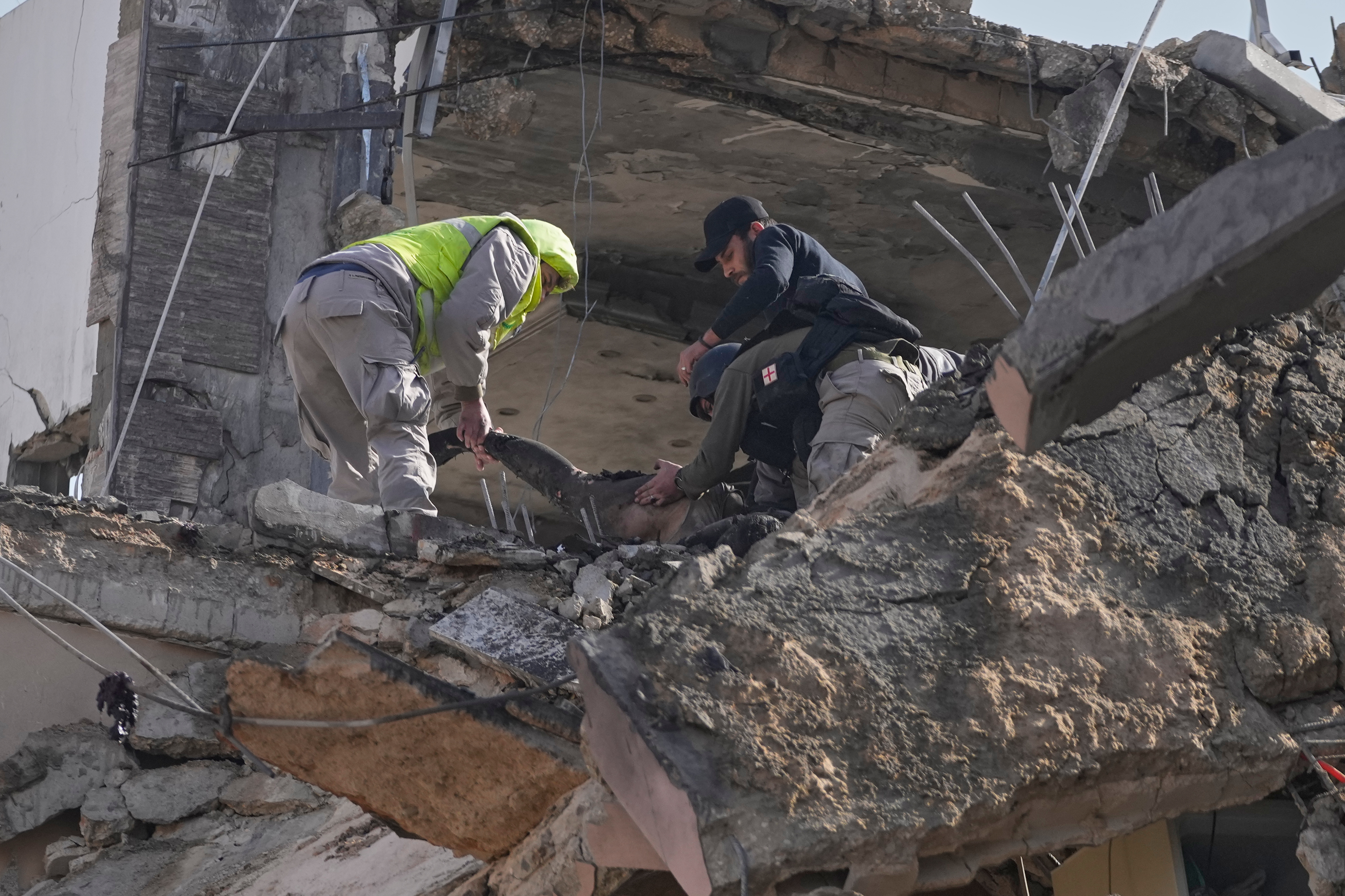 Equipes de resgate removem um corpo de um prédio atingido por um ataque israelense em Sidon, Líbano, em 13 de março.