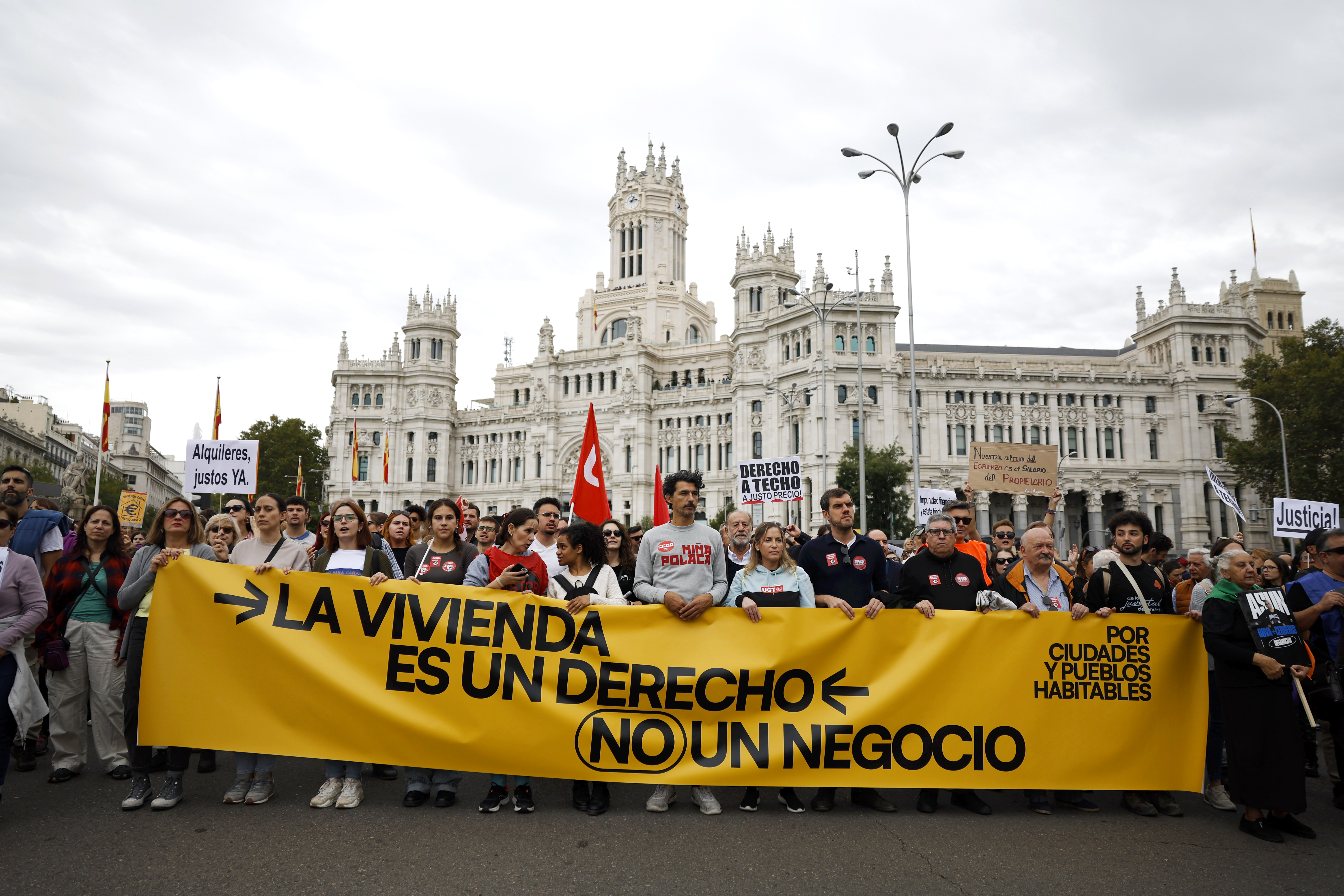 Manifestacin en favor del derecho a la vivienda. en Cibeles (Madrid). 