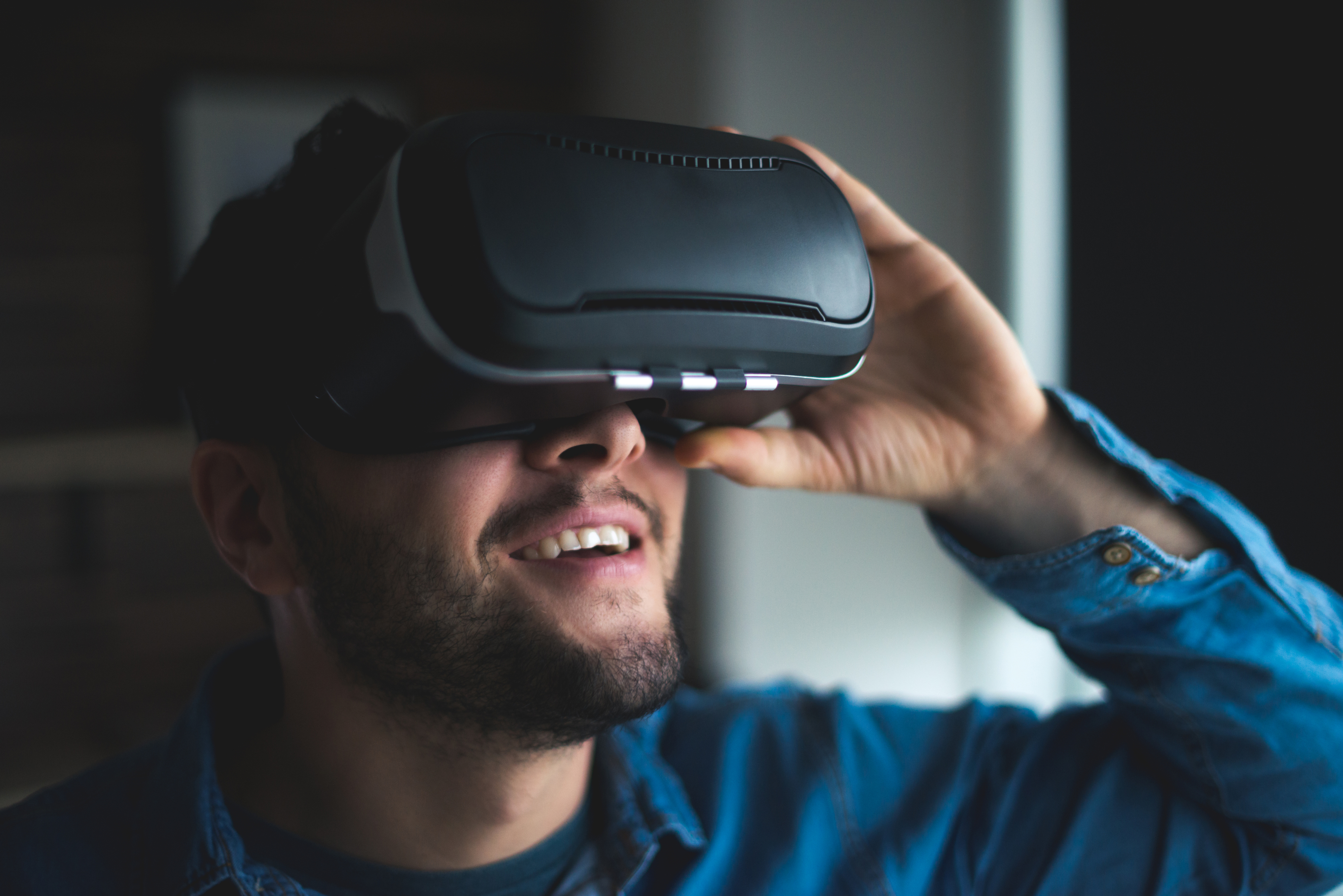 La realidad virtual y la realidad aumentada permiten crear experiencias de aprendizaje, especialmente en la realización de prácticas en laboratorios digitales, sin necesidad de equipamiento ni instalaciones.