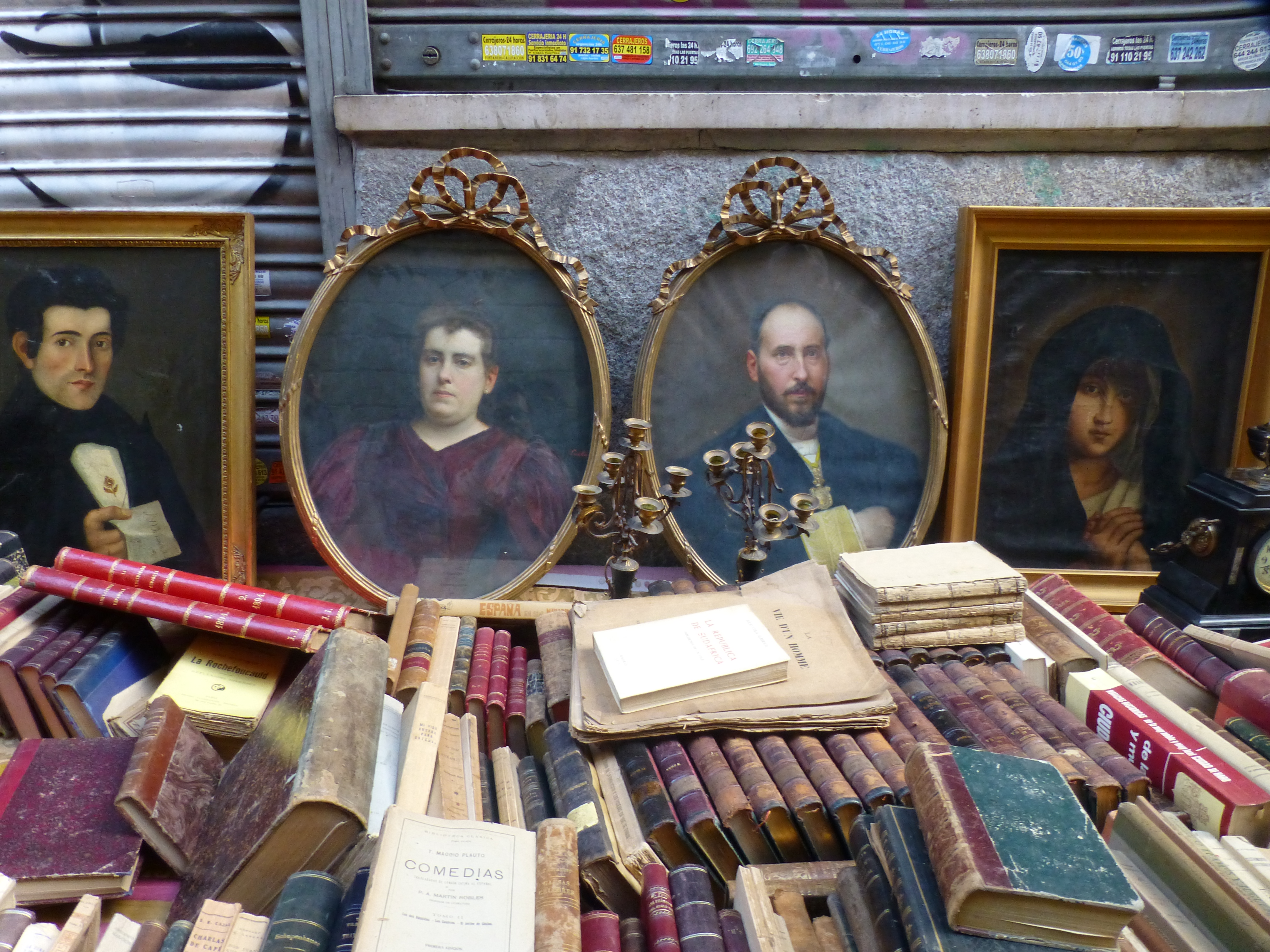 Libros y otros objetos de Cajal en el Rastro madrileño, el 14 de febrero de 2016.