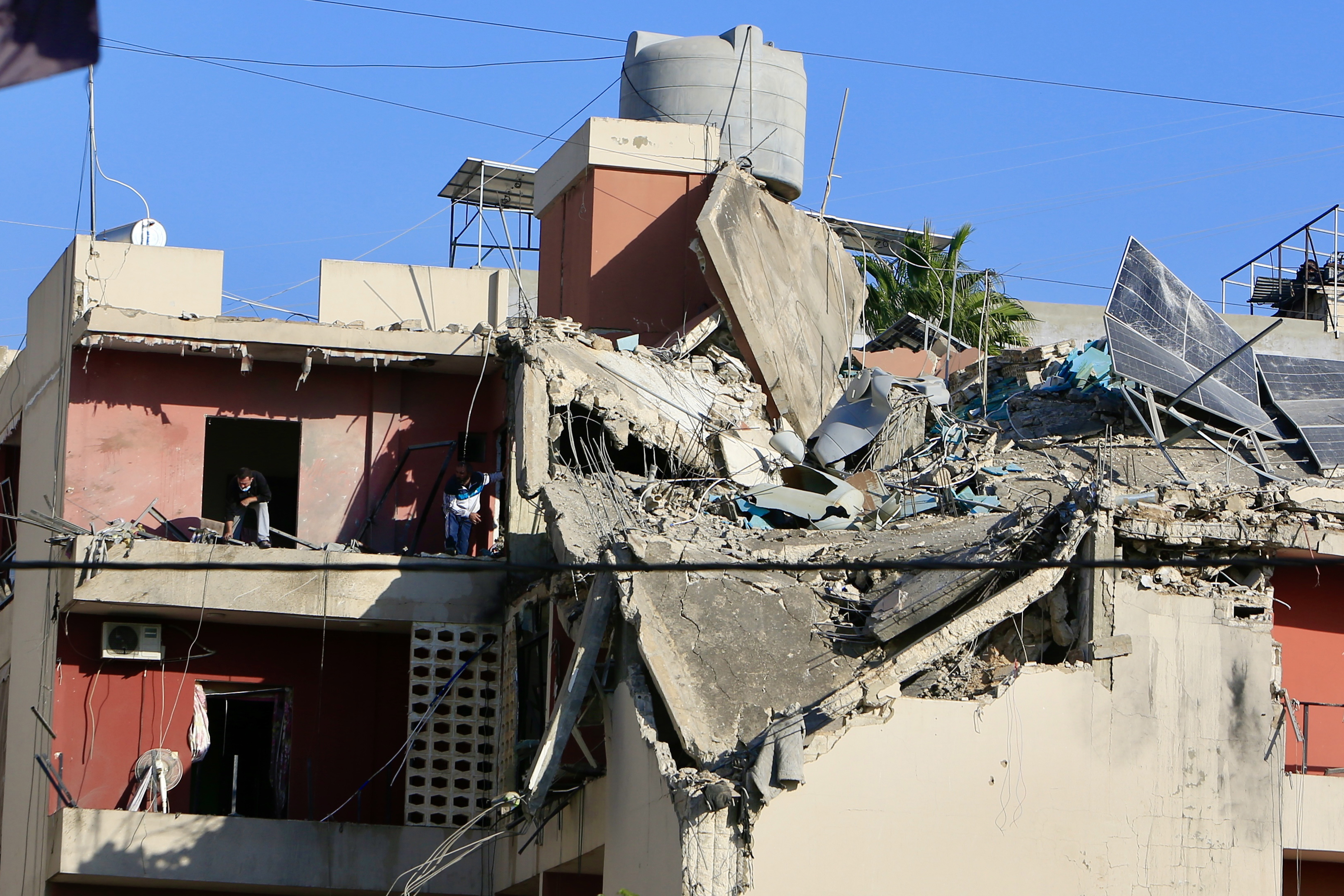 Un edificio bombardeado en Sidón, en el sur del Líbano, este domingo. / STRINGER / EFE