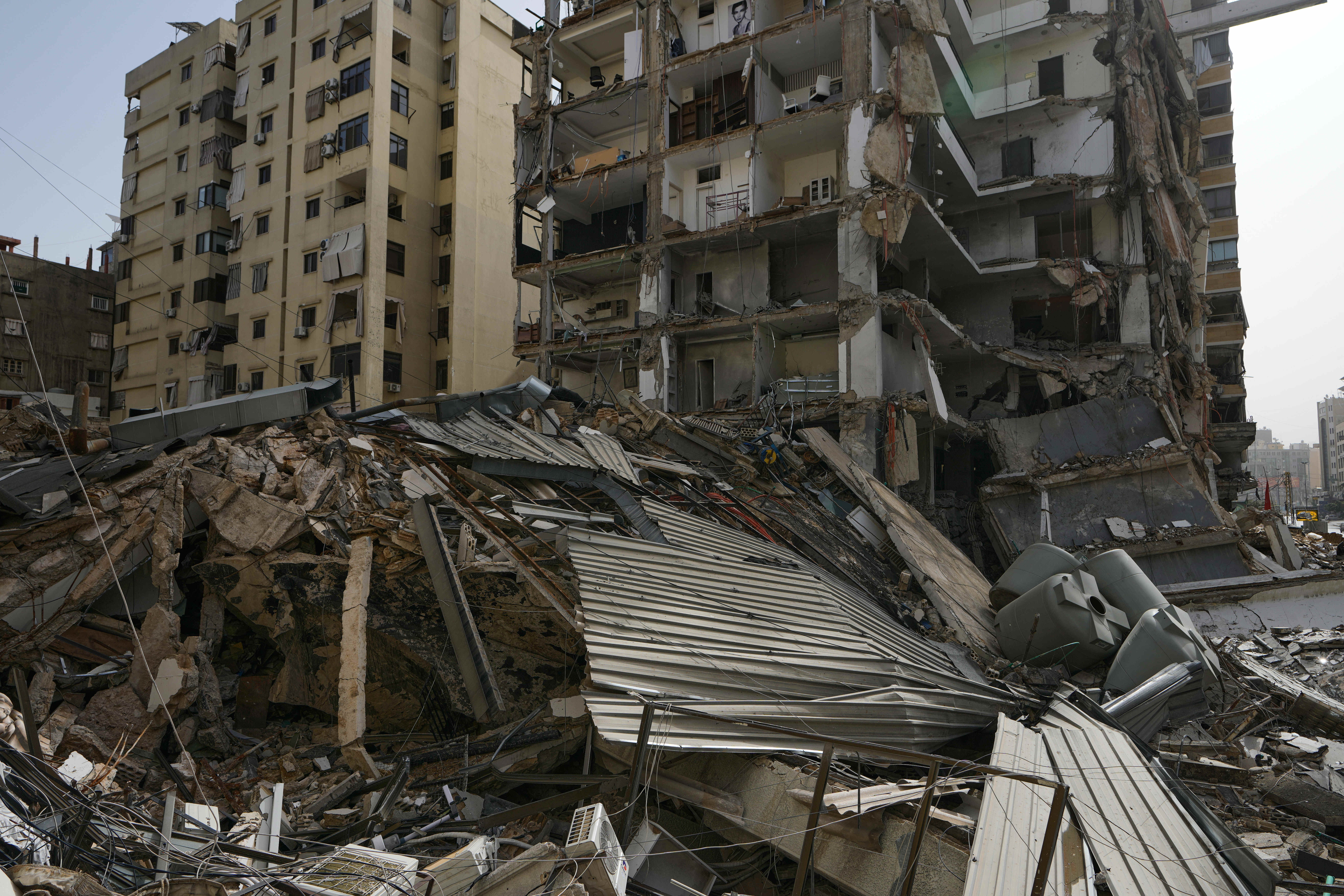 Debris litters a street from buildings damaged in an Israeli airstrike in Dahiyeh, Beirut's southern suburbs, Lebanon, Saturday, April 4, 2026. (AP Photo/Bilal Hussein) Asspciated Press / LaPresseOnly italy and spain