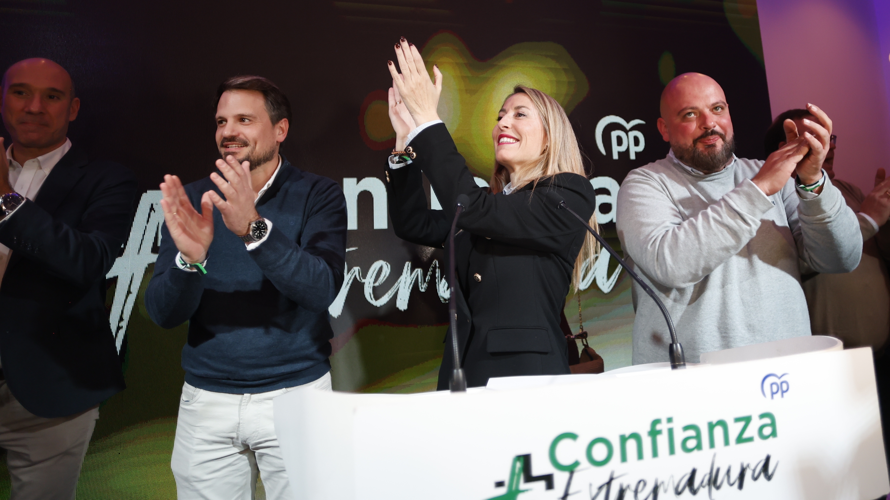 Cuộc bầu cử ở Extremadura, tóm tắt trong bốn tiêu đề chính.