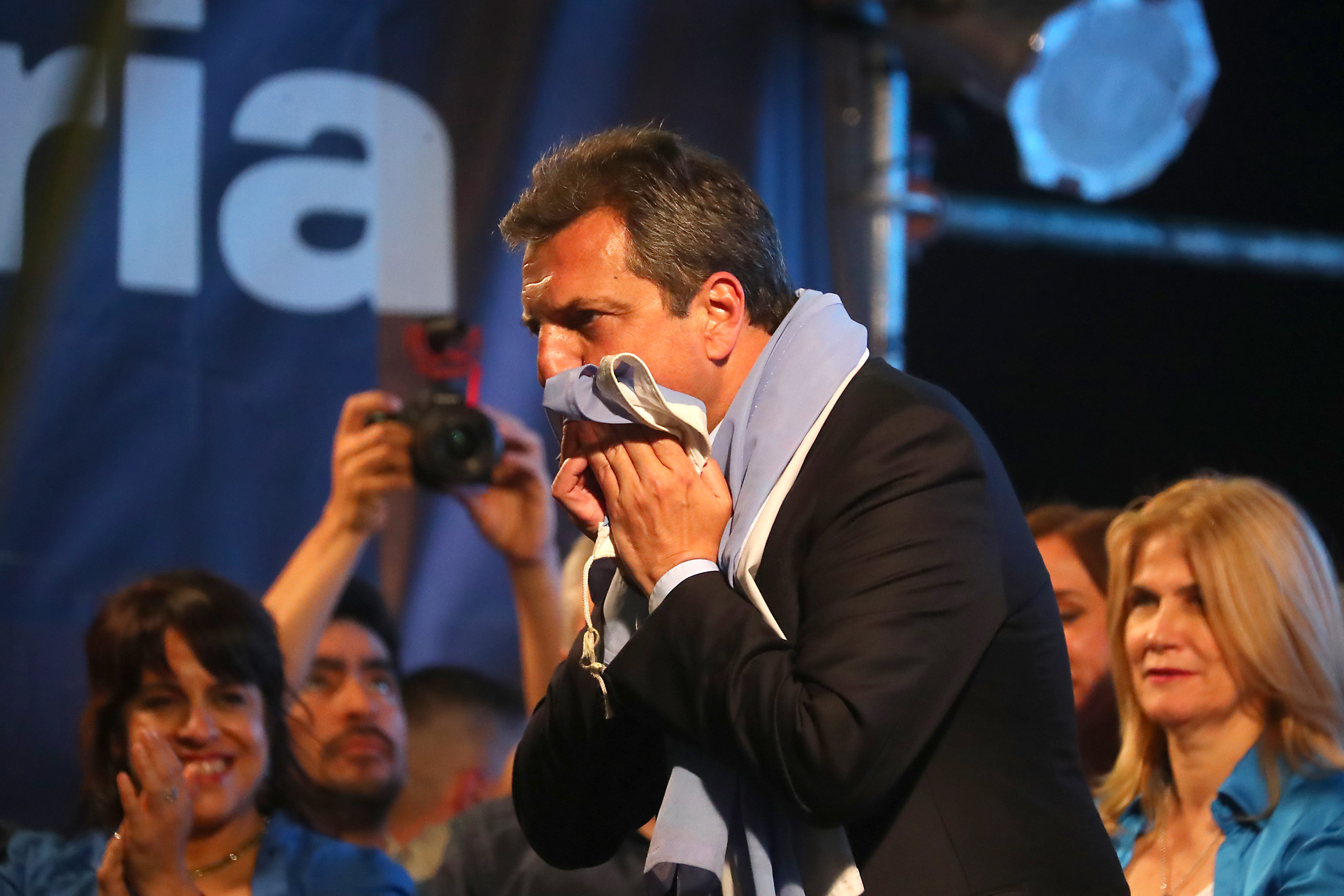 El peronista Sergio Massa supera a Javier Milei y contiene la ola ultra en la primera vuelta de las elecciones de Argentina