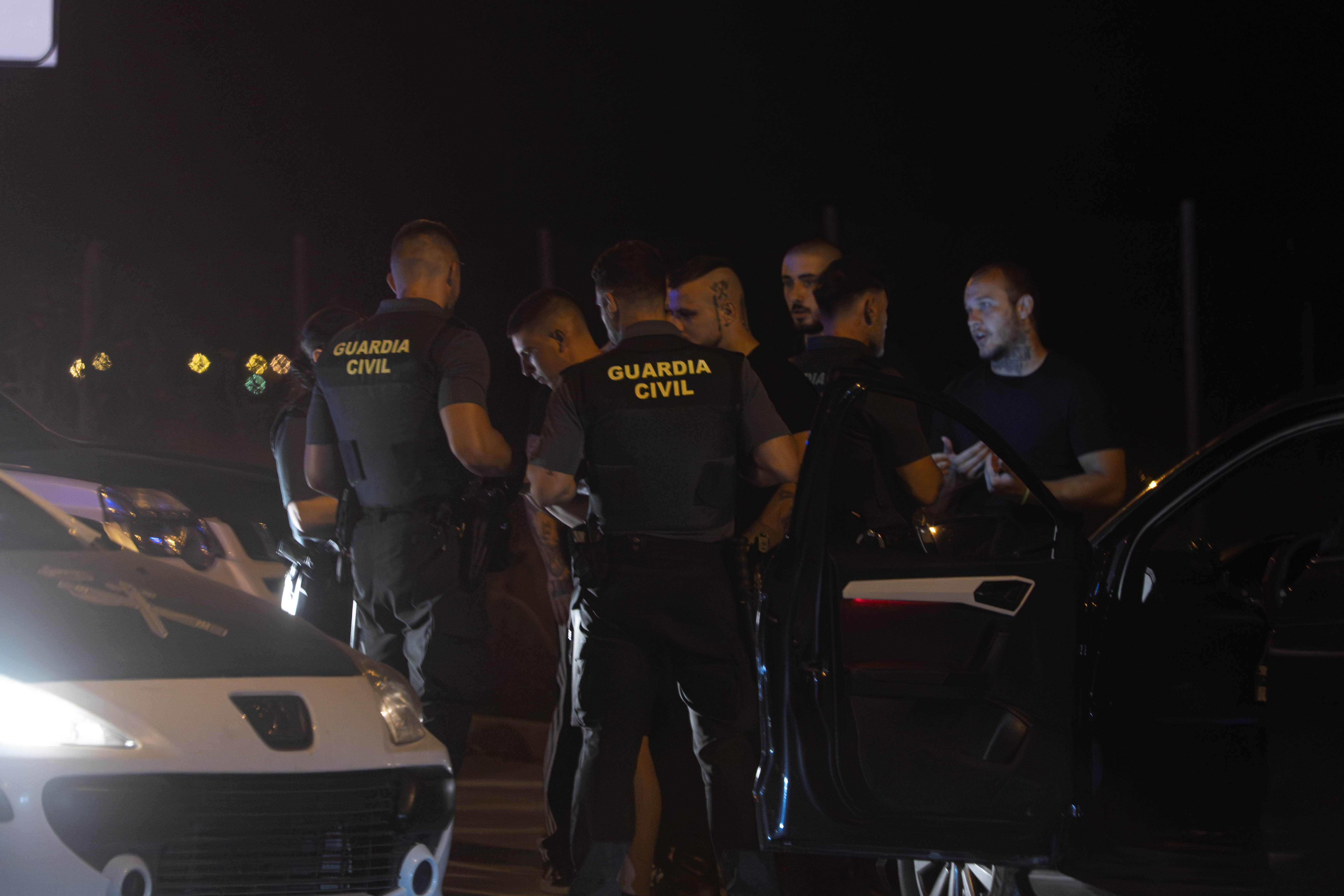 Guardia Civil identificando a ultras en la noche del 13 de junio en Torre Pacheco. Foto: Alfonso Durán.