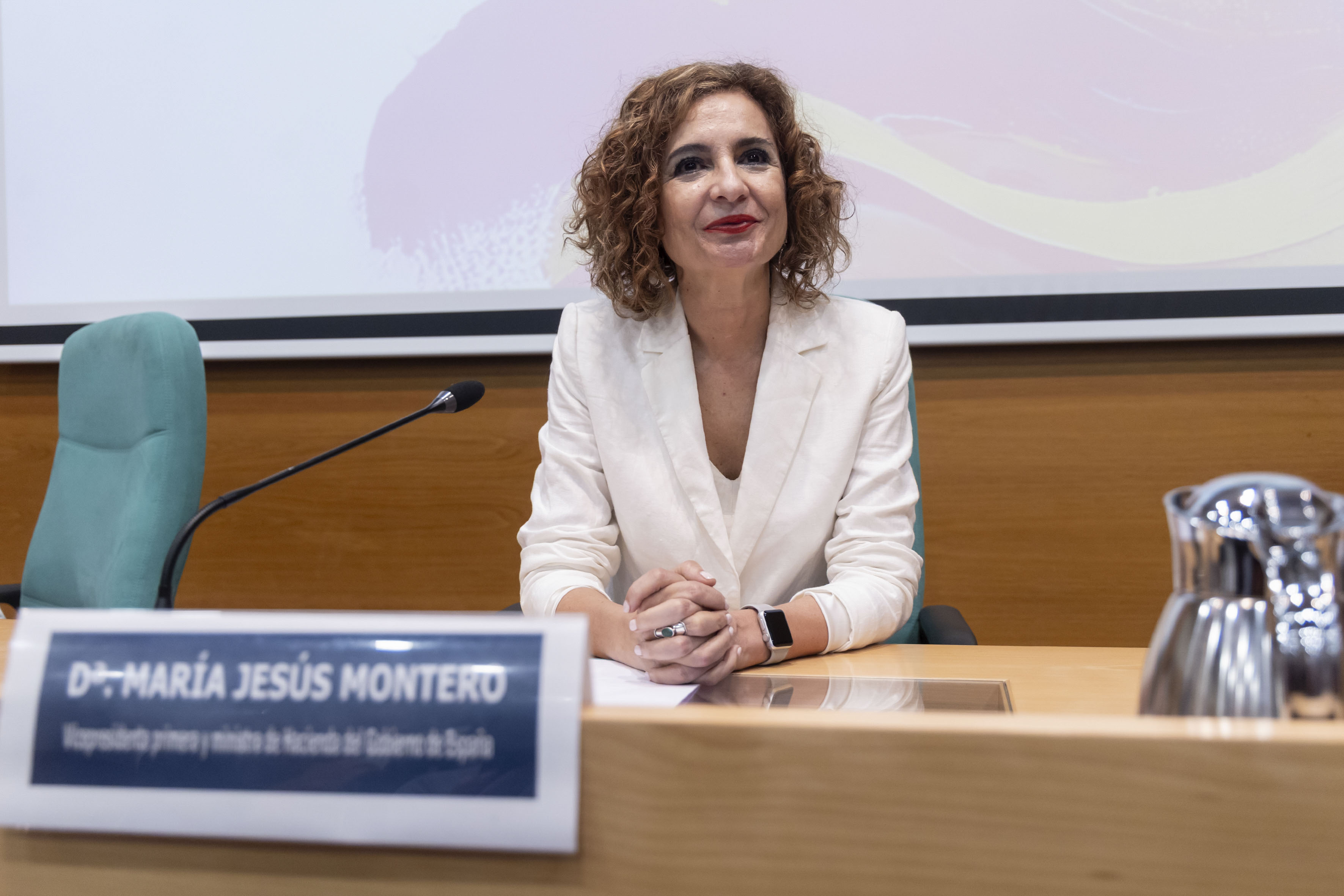 MÁLAGA, 17/07/2025.- La vicepresidenta primera del Gobierno y ministra de Hacienda, María Jesús Montero, imparte la conferencia "Políticas económicas que transforman. Hechos frente a dogmas"?, durante los cursos de verano de la Universidad de Málaga (UMA). EFE/Daniel Pérez
