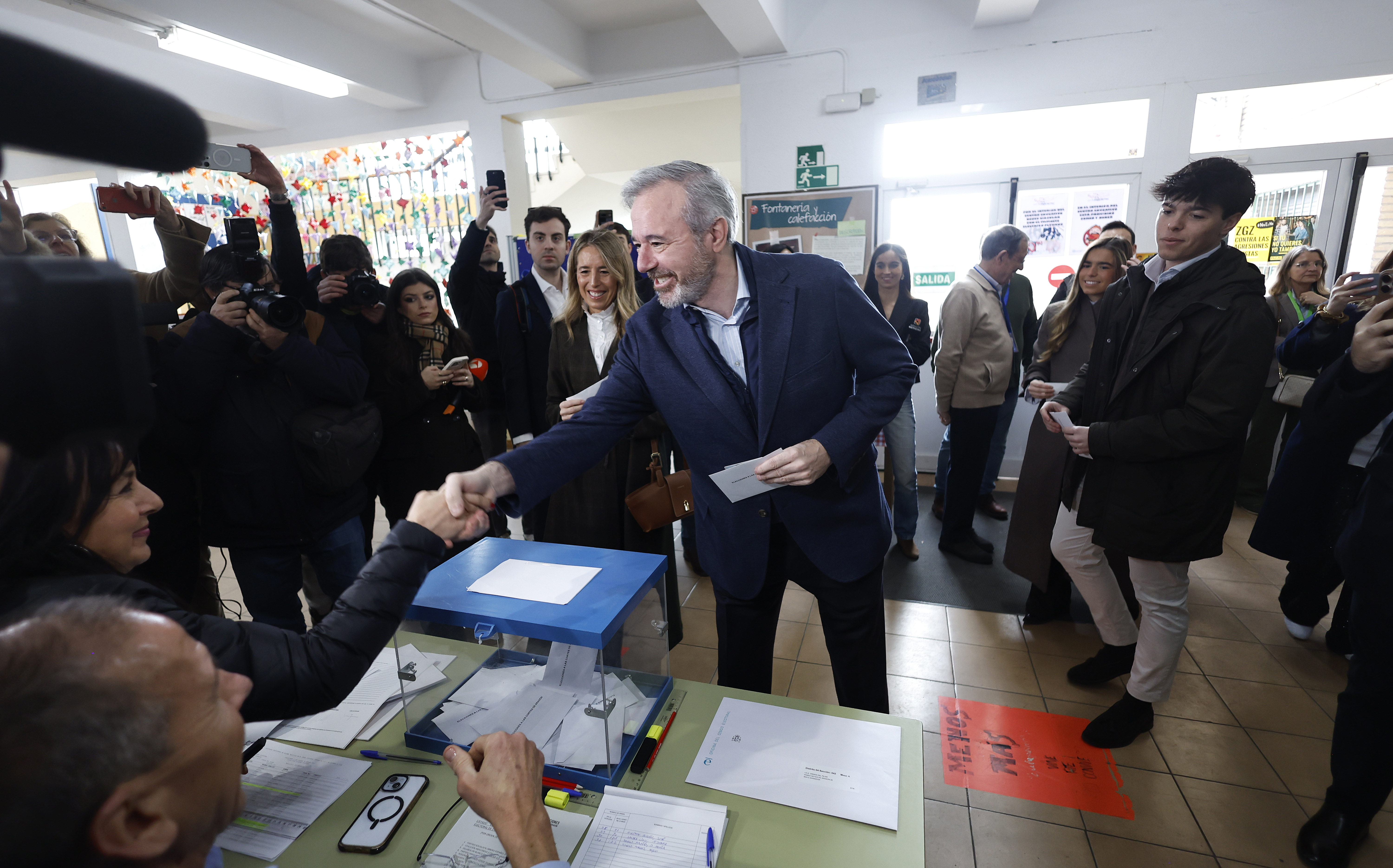El candidato del PP a la Presidencia de Aragón, Jorge Azcón, ejerce su derecho a voto, en el IES Virgen del Pilar. 