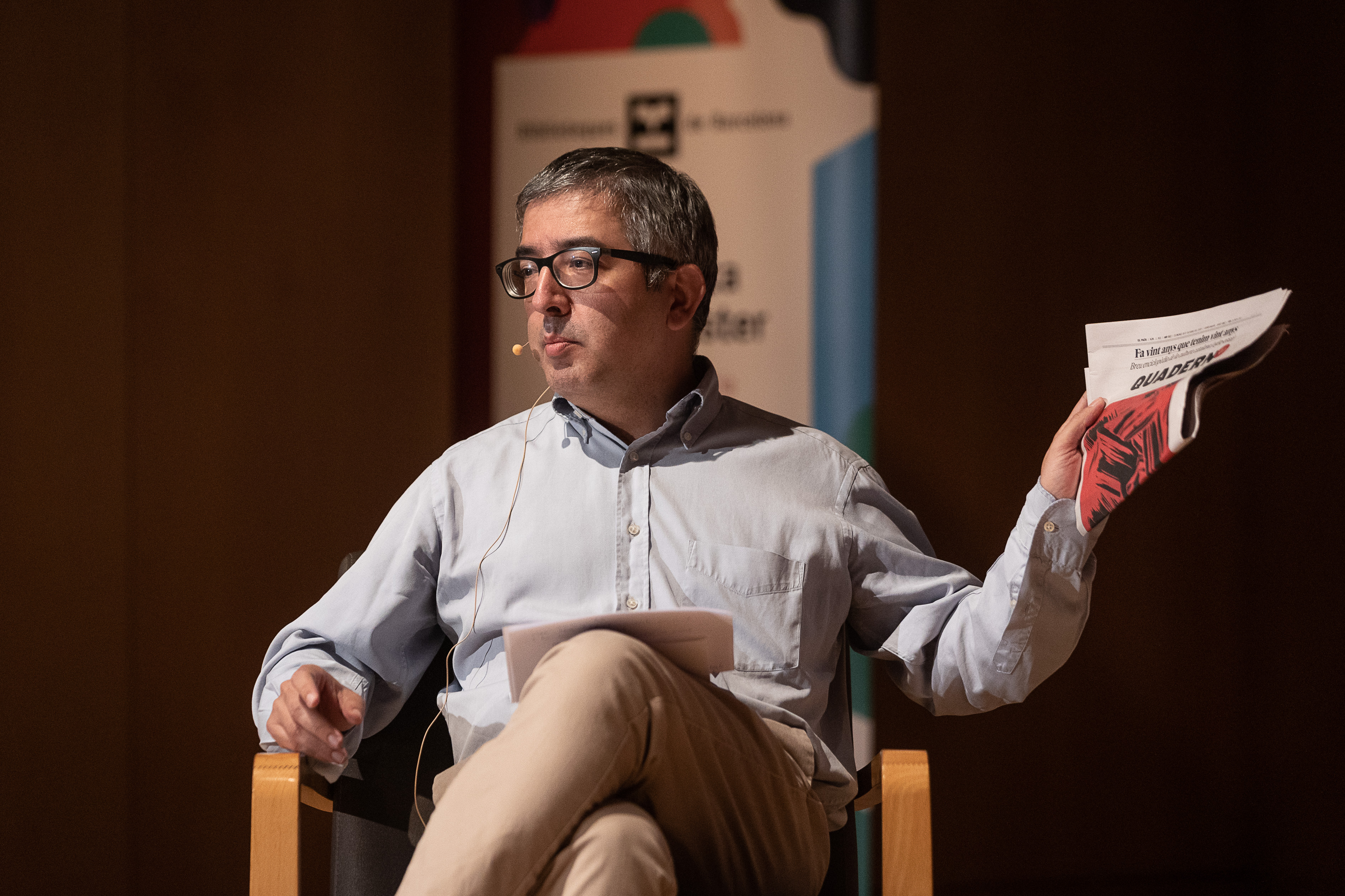 DVD 1128 13/10/22 En la imagen, el periodista Jordi Amat sostiene un ejemplar de El Quadern.El Quadern de El Pais celebra su 40 aniversario con un acto en la biblioteca Jaume Fuster con la participacion de directora de EL PAIS, Pepa Bueno y el coordinador de Quadern, Jordi Amat, que han moderado dos mesas redondas bajo el titulo Barcelona como laboratorio cultural. En la primera, han participado la directora del Macba, Elvira Dyangani Ose; el del Liceu, Valenti Oviedo; y la del CCCB, Judit Carrera; y en la segunda, Jacinto Anton y Noelia Ramirez, periodistas de EL PAIS; y Maria Bohigas, editora de Club Editor. Barcelona, 13 de octubre de 2022 [ALBERT GARCIA]