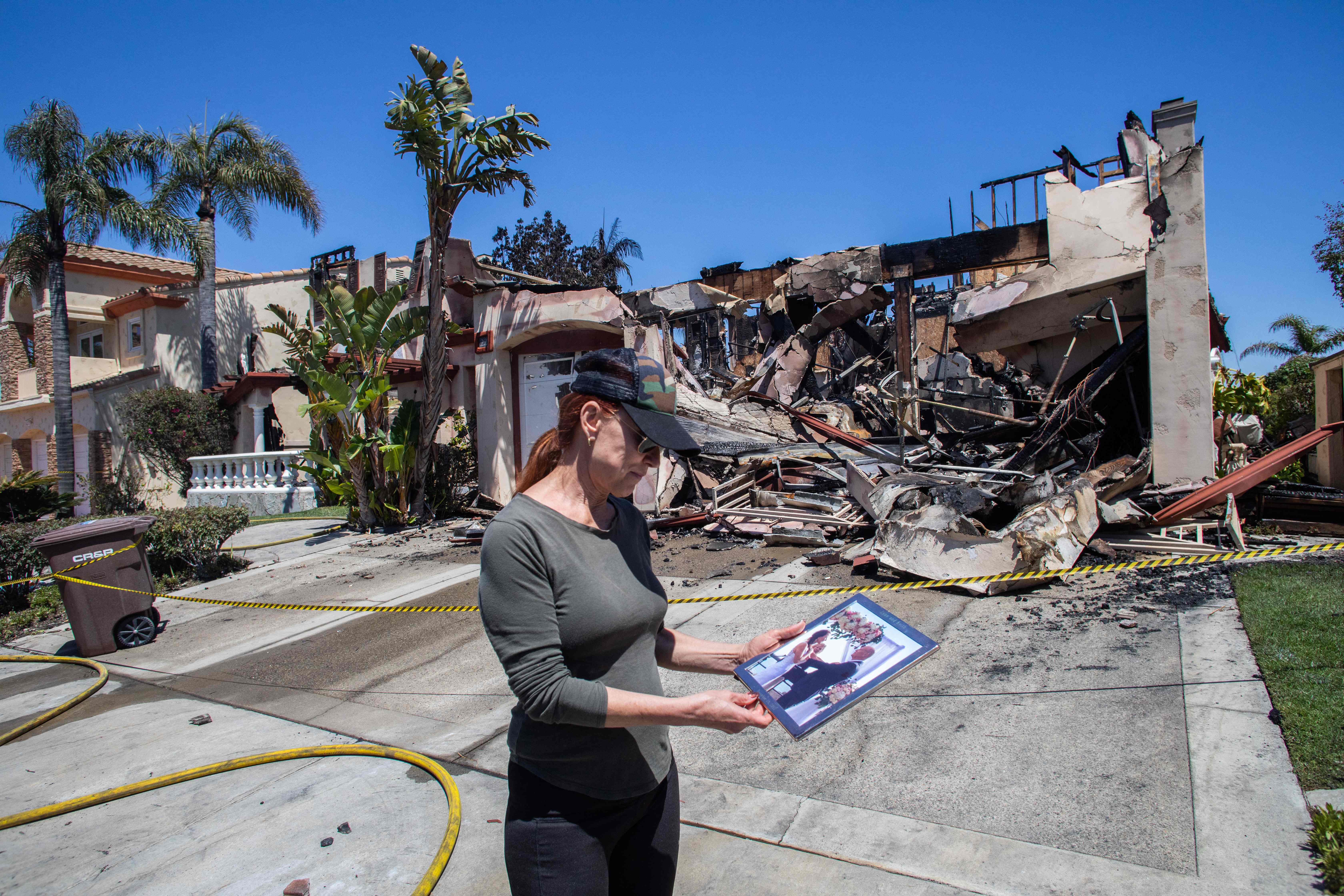 Un incendio destruye 20 casas en una lujosa zona al sur de Los Ángeles |  Clima y Medio Ambiente | EL PAÍS