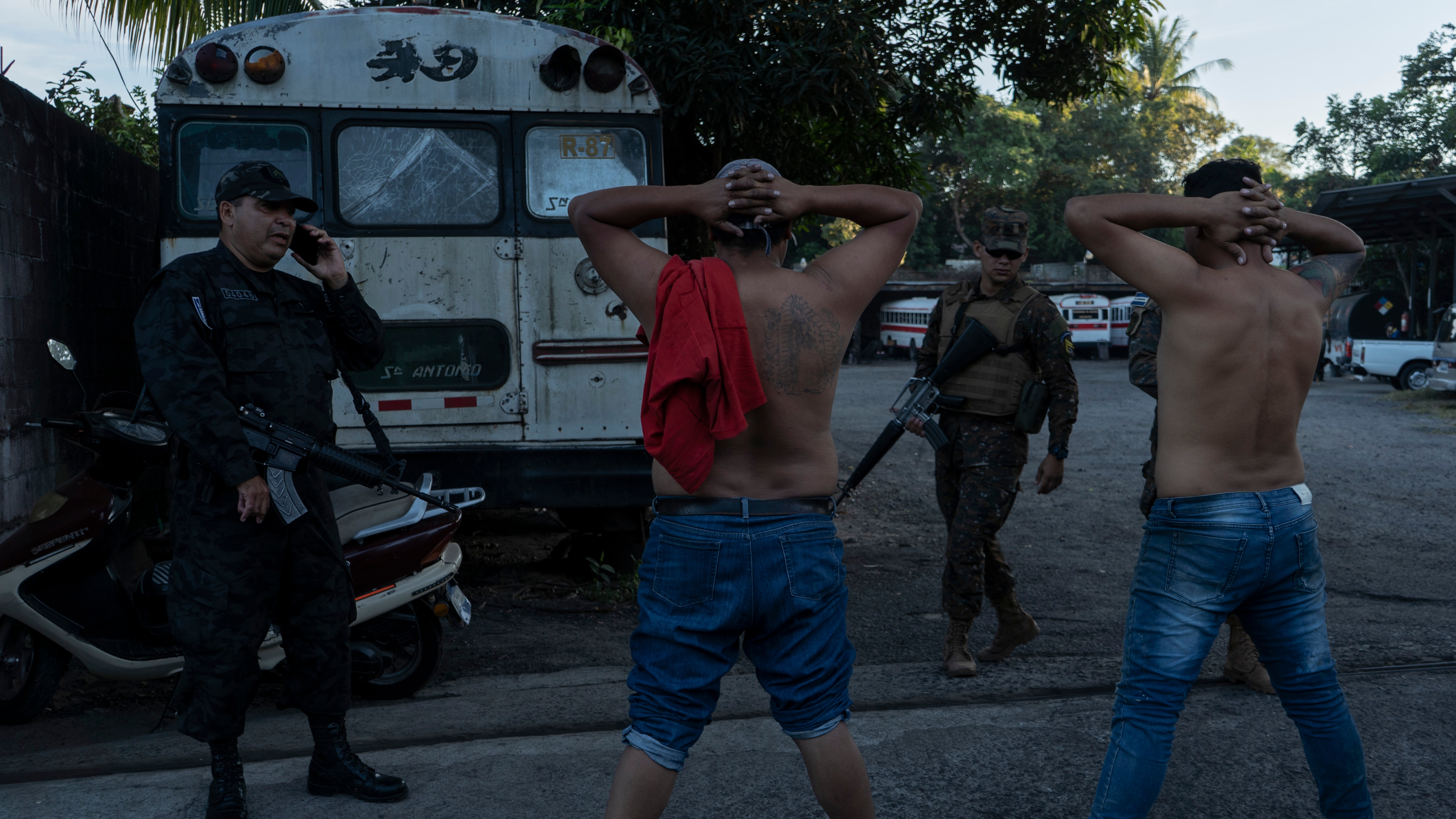 Forças de segurança capturam dois funcionários de telecomunicações durante uma operação no município de Soyapango, em San Salvador.