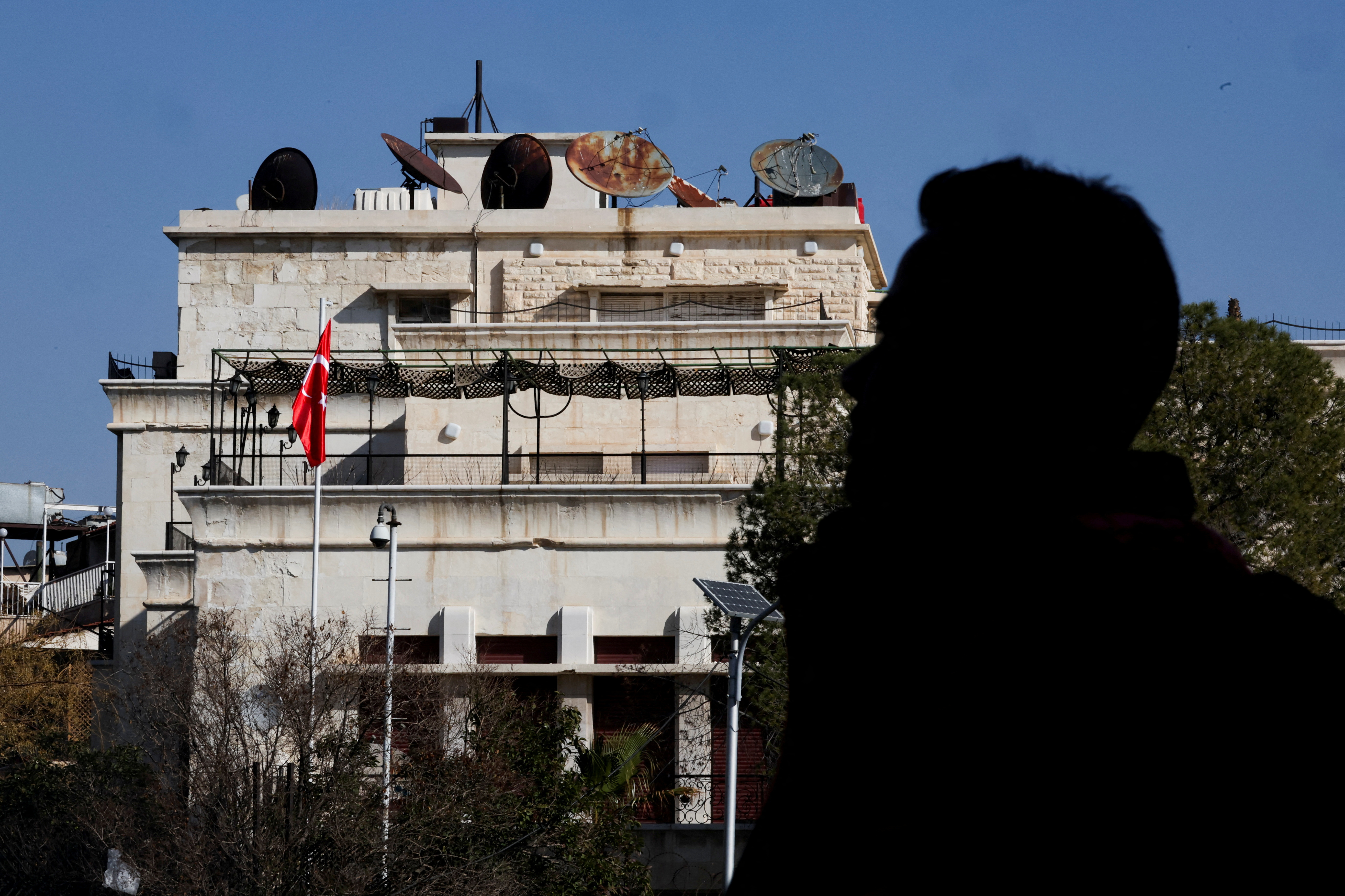 La bandera de Turquía es izada en la embajada de ese país en Damasco, después de casi medio siglo de régimen de la familia El Asad, este martes 17 de diciembre de 2024