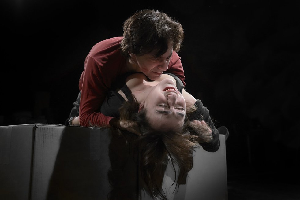 Jesús Noguero y Candela Peña, en un ensayo de la obra 'Consentimiento', de la dramaturga Nina Raine, dirigida por Magüi Mira.
