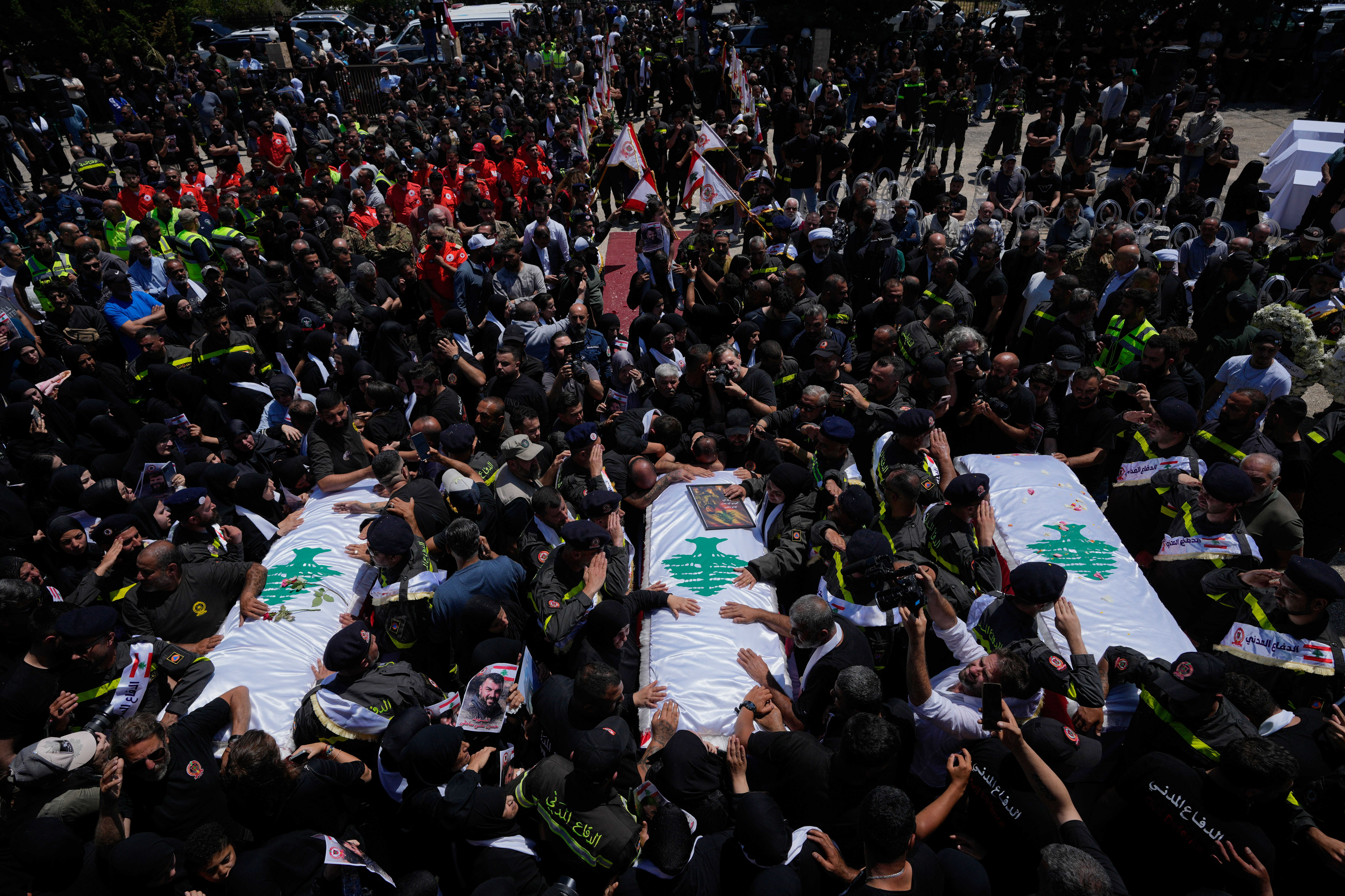 Una multitud congregada en Tiro, Líbano, para despedir a los caídos en un ataque israelí, este jueves 30 de abril.