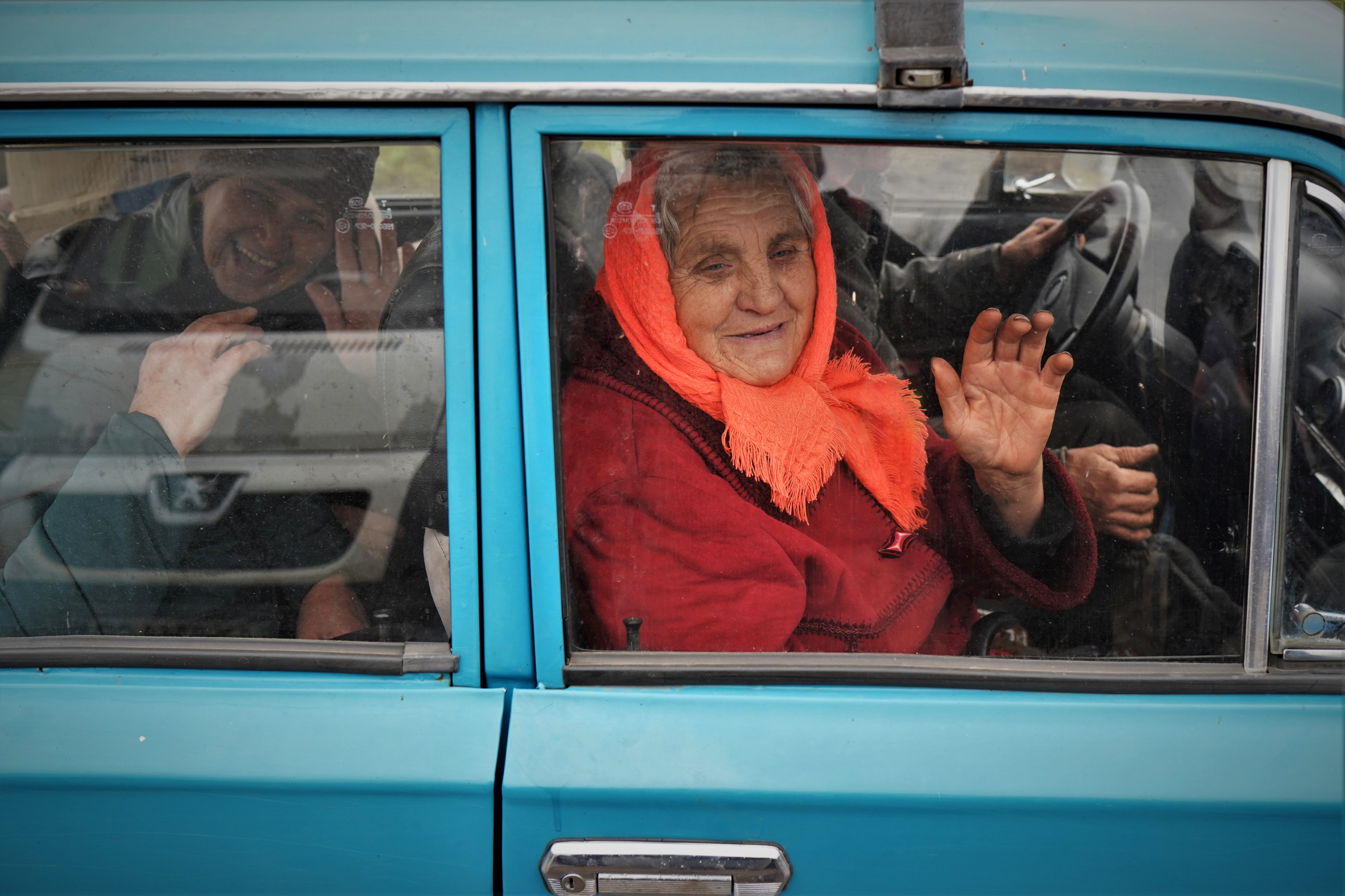 A group of people returning home to Hnilitsia after collecting food rations.