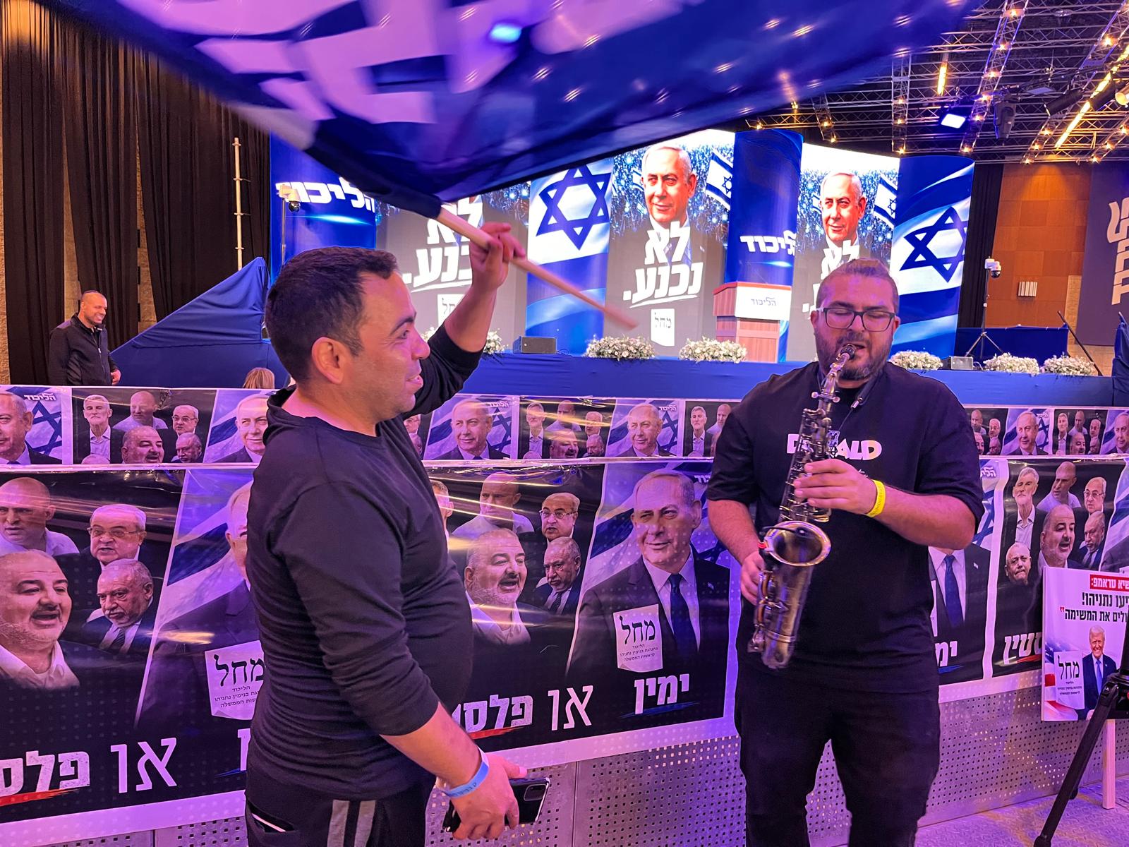 Activistas del Likud esperan en el centro internacional de convenciones de Jerusalén