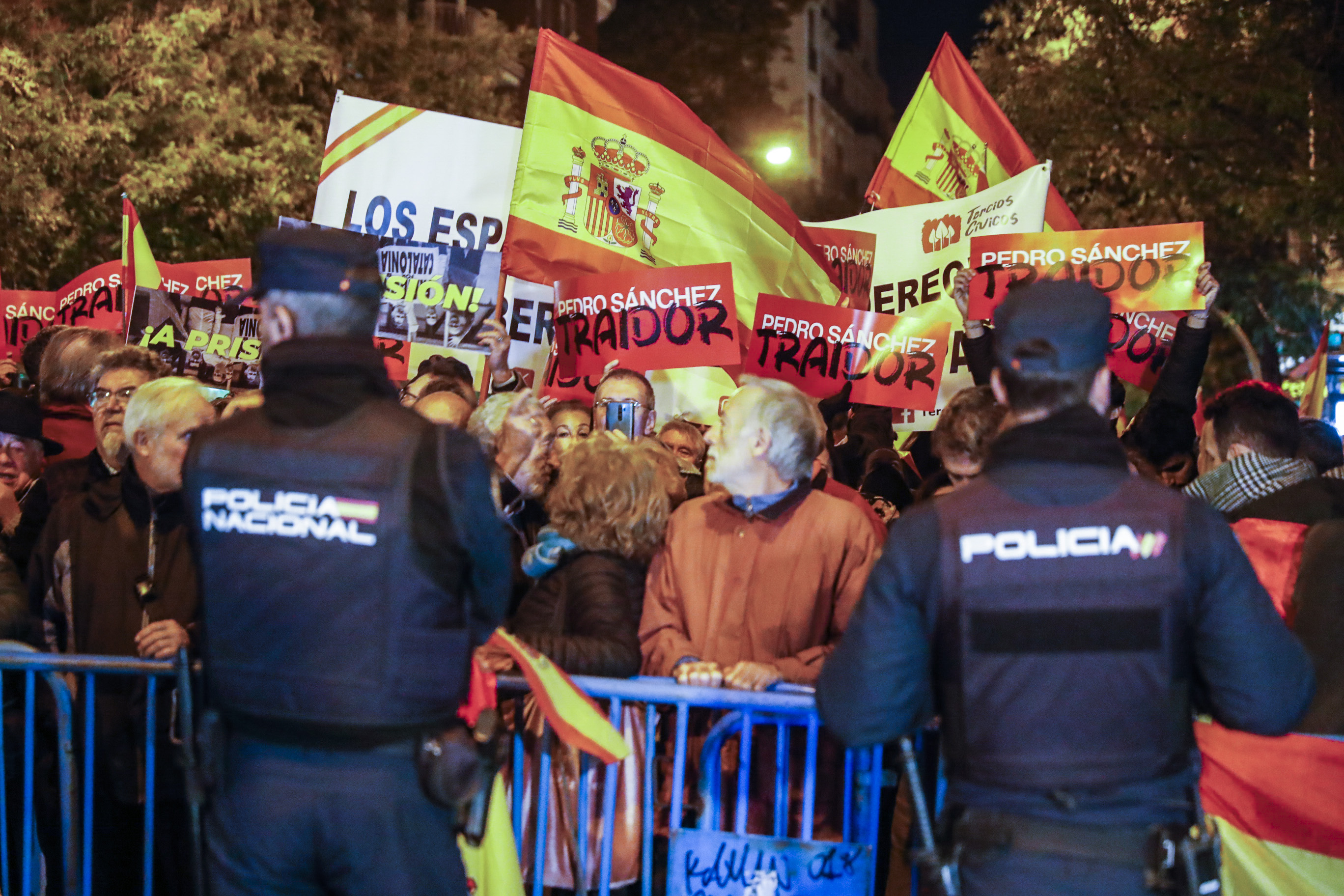 La polémica frase de Rufián que resume las protestas frente a la sede del PSOE contra la amnistía