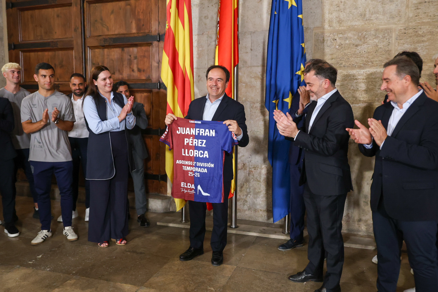 El Eldense ha entregado una camiseta a Juanfran Pérez Llorca