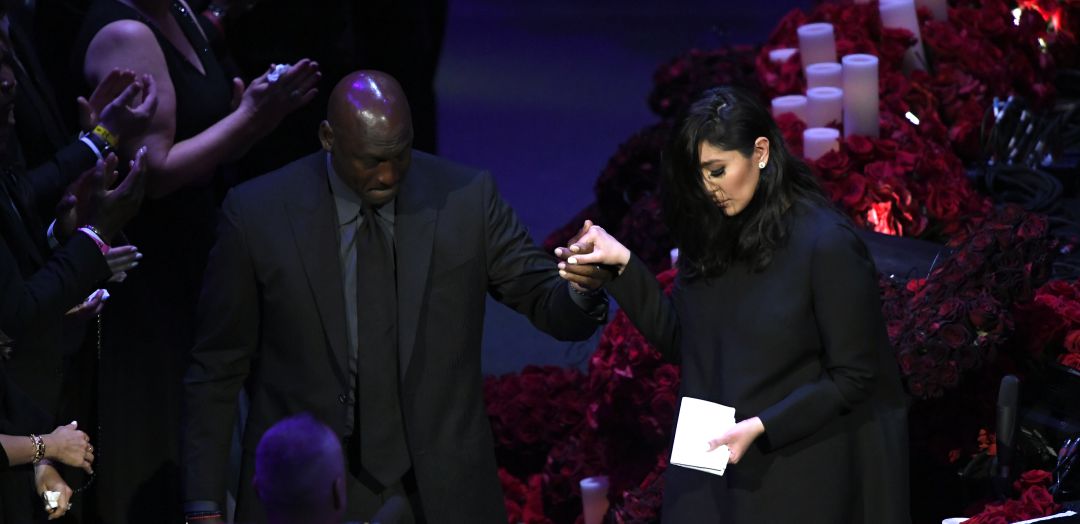 Michael Jordan y Vanessa Bryant, juntos en el funeral de Kobe. La ayuda de la leyenda a su ex esposa fue un momento durísimo para todo fanático (FOTOGRAFÍA gentileza Cadena Ser).