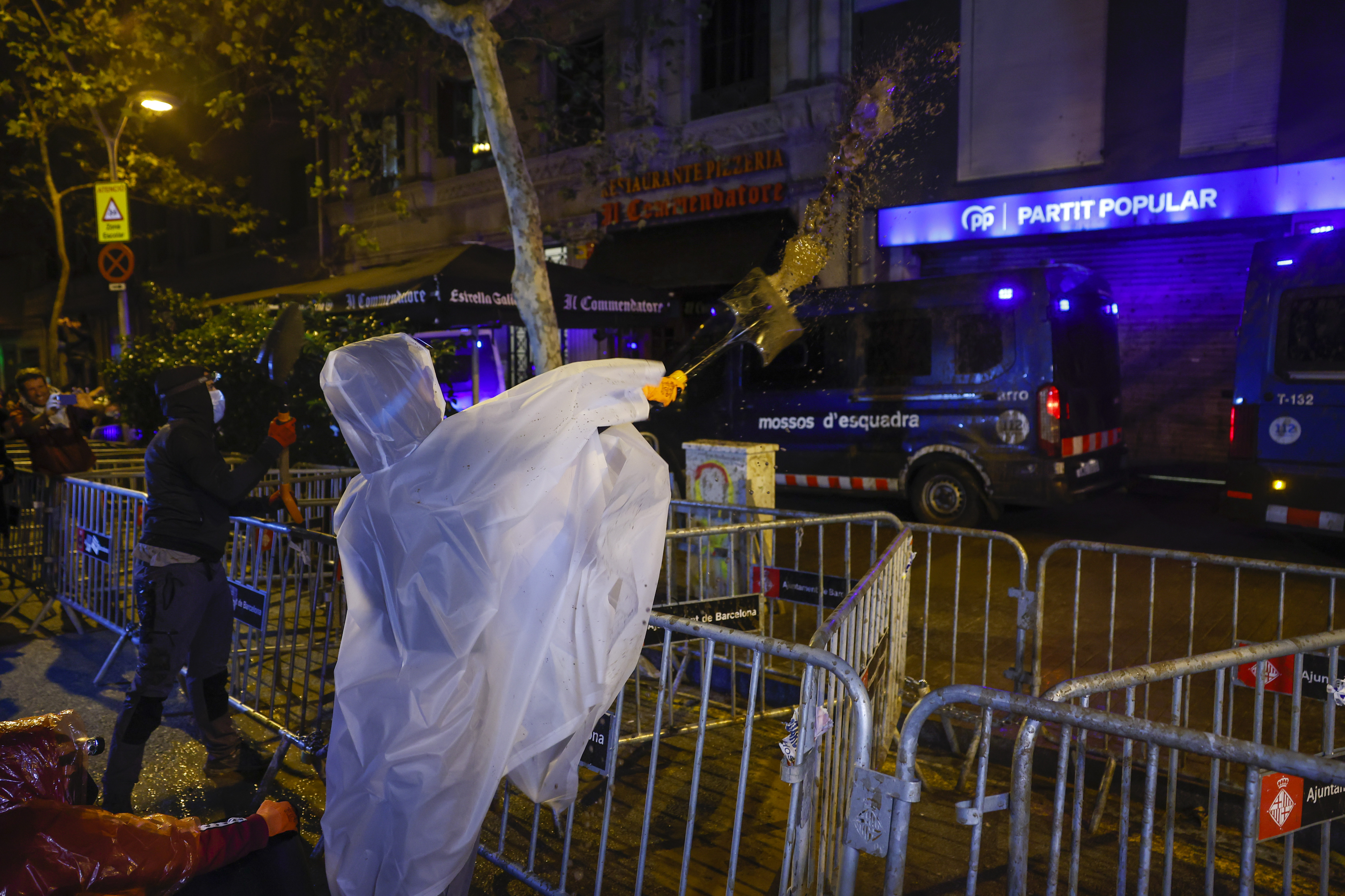 BARCELONA, 07/11/2024.- Un asistente lanza barro a la sede del PP de Barcelona durante la manifestación convocada este jueves por la izquierda independentista en protesta por la gestión de la dana. EFE/Toni Albir
