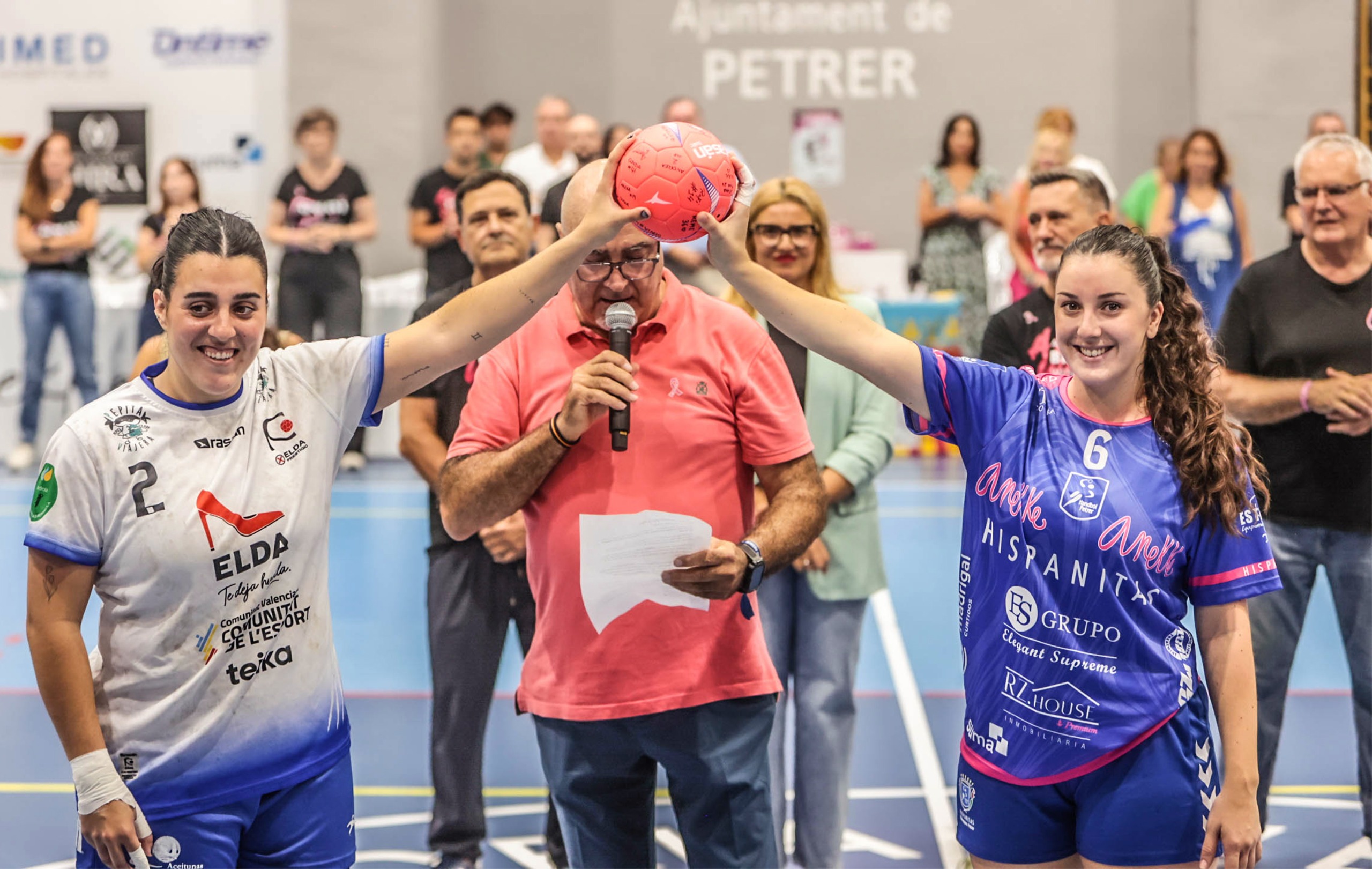 Magnífico ambiente de balonmano solidario